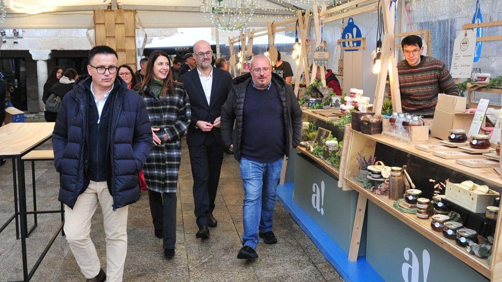 Los representantes de la Xunta y el alcalde en el mercado.