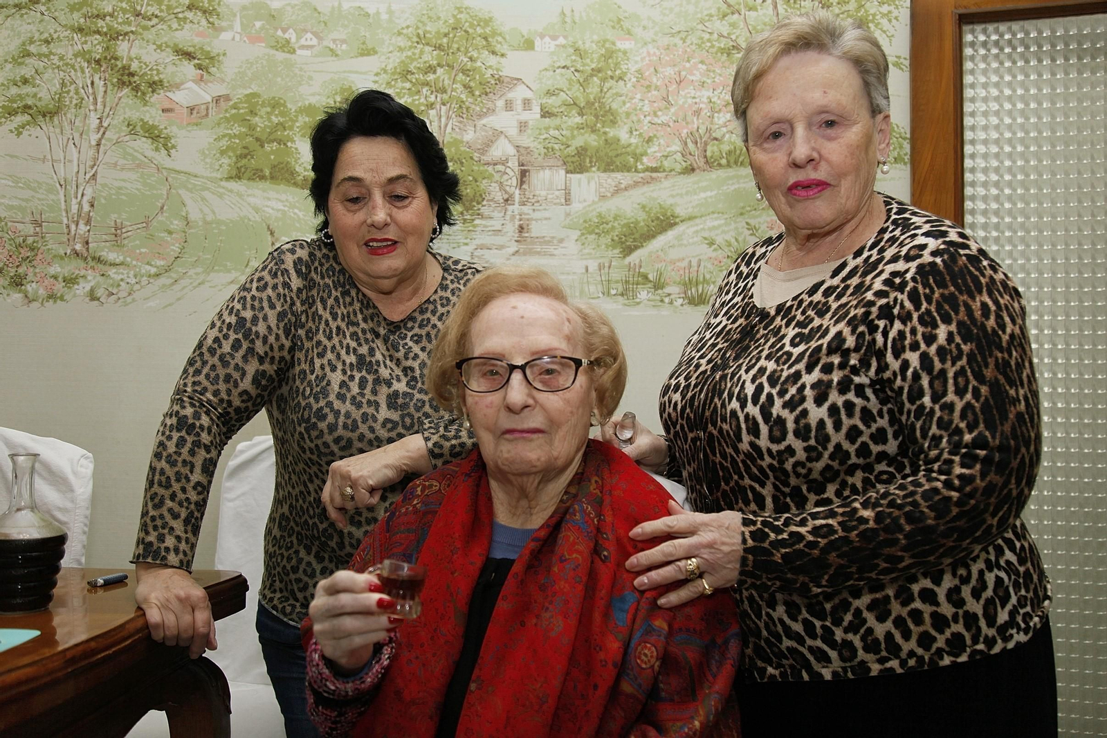 Esperanza Coritñas celebra el dia previo a su 109 cumpleaños en su domicilio con dos de sus hijas, Aurora e Mari Carmen