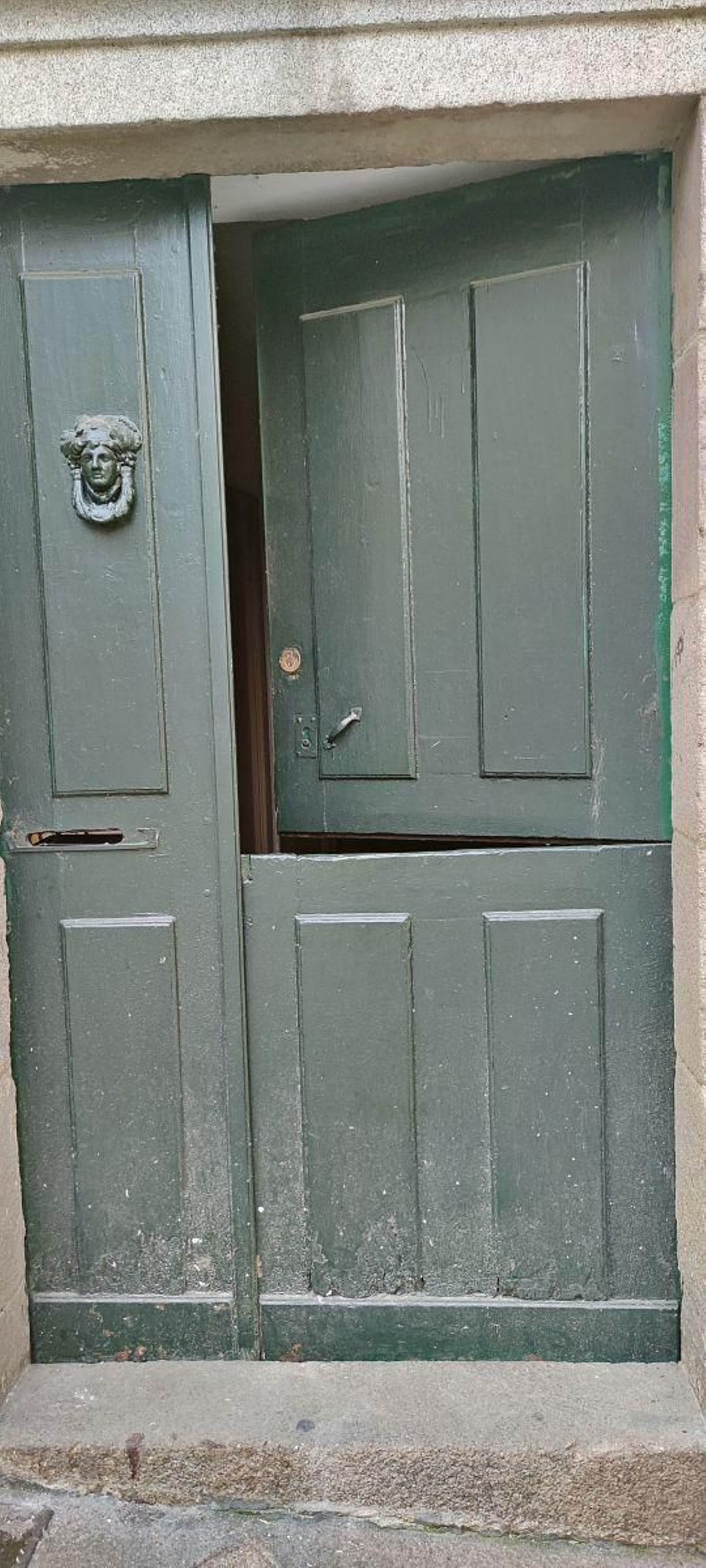 Puerta rural en madera y con doble hoja. Quedan unas cuantas.