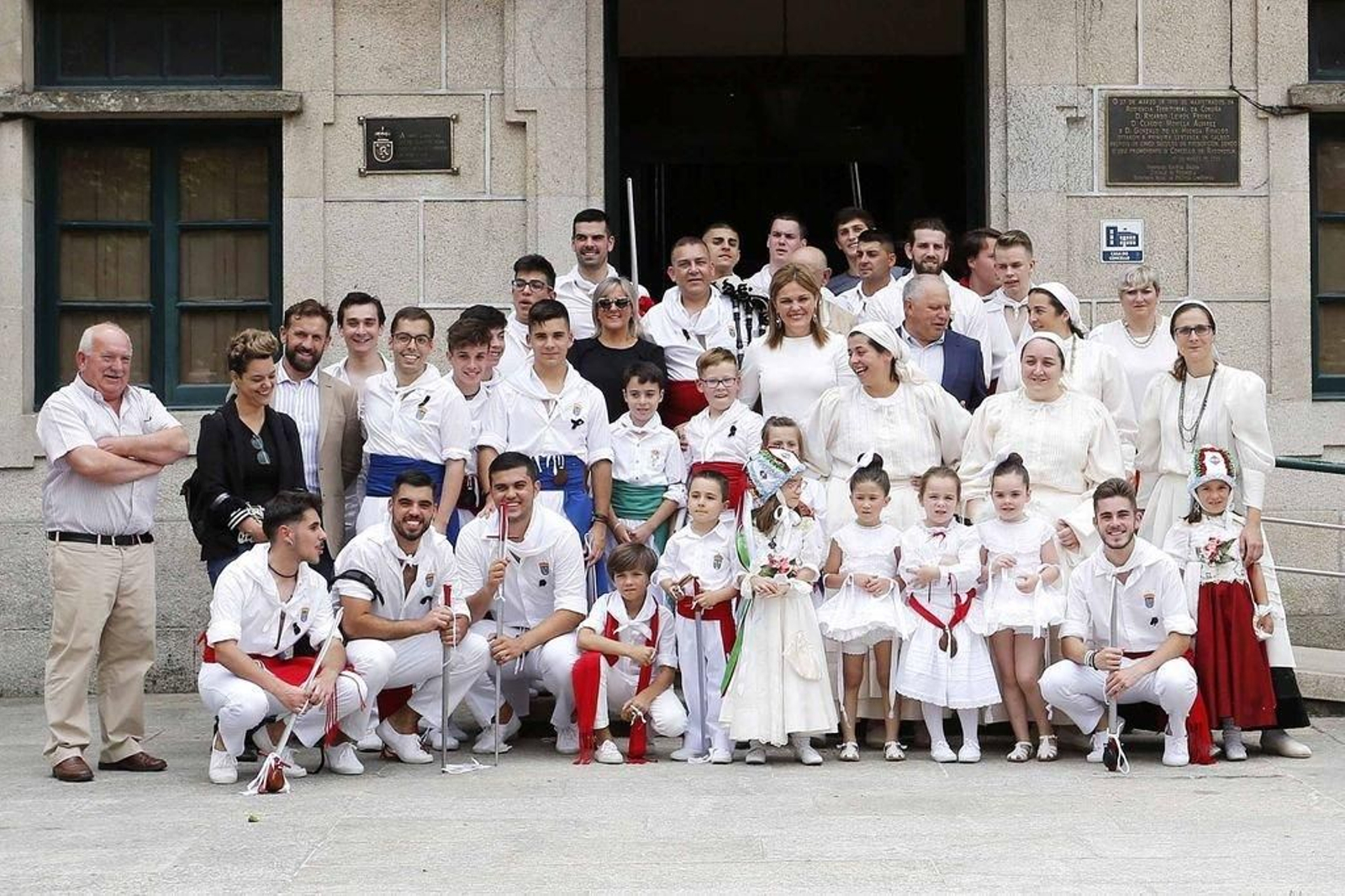 La alcaldesa, Digna Rivas, ayer con los integrantes de la Danza de las Espadas y las "penlas".