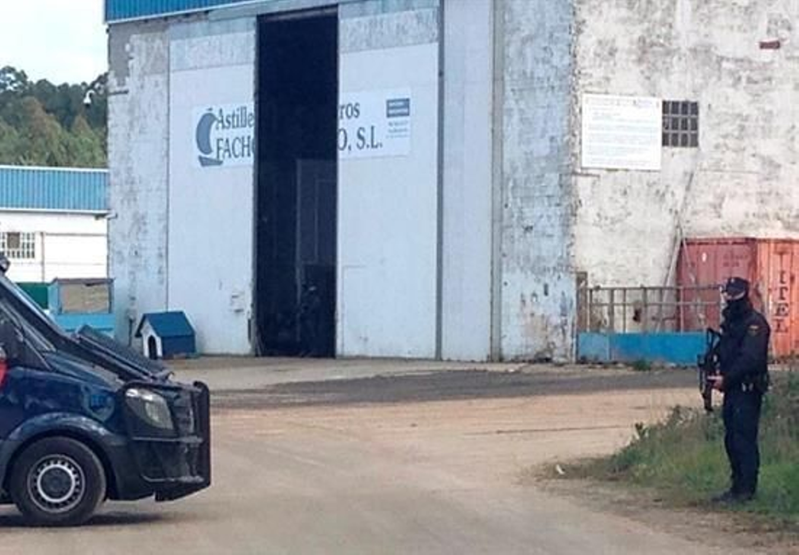 La Policía registra un astillero esta mañana en Cambados.