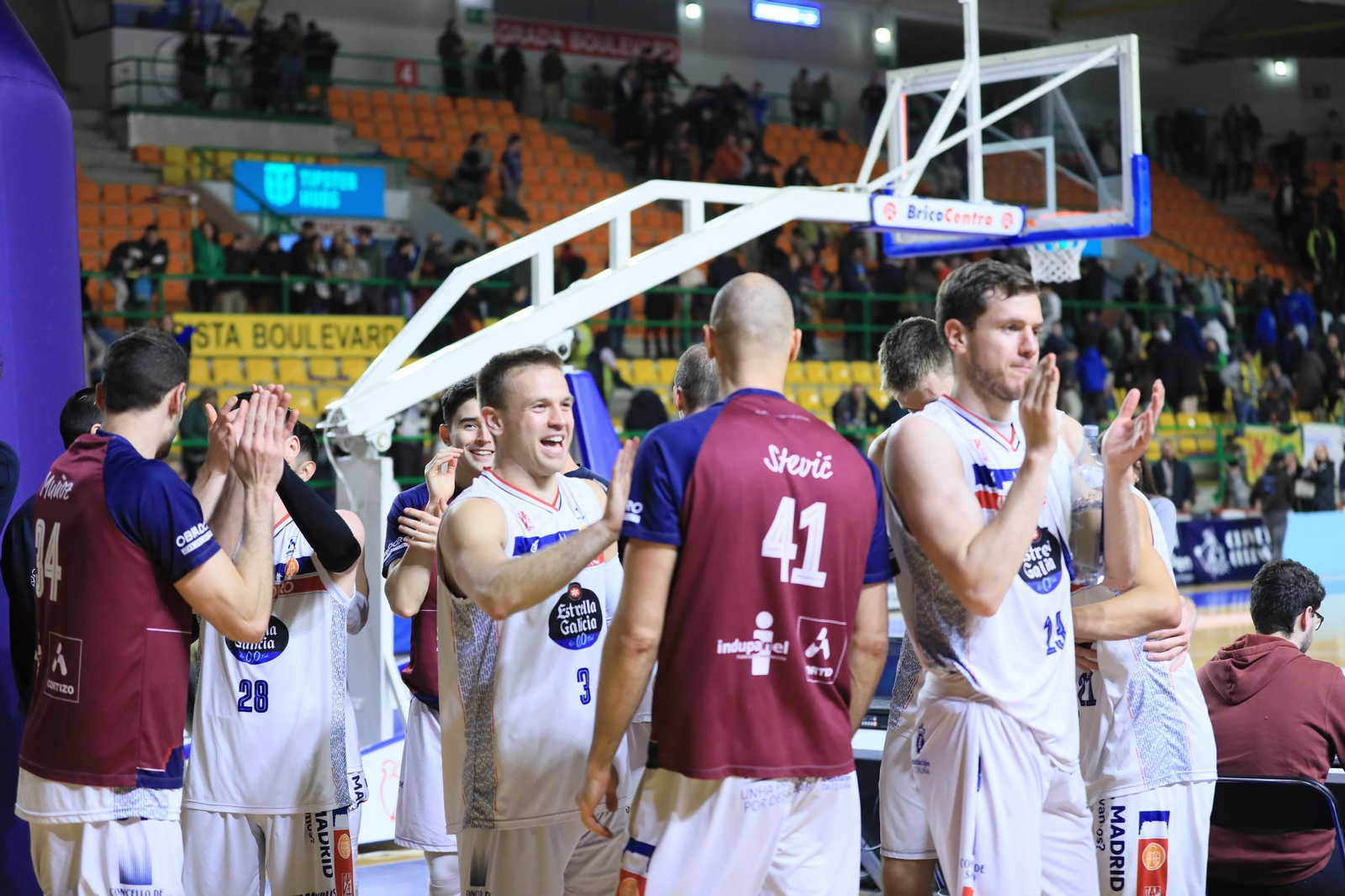 Galería | El Pazo, a reventar para el derbi COB-Obradoiro