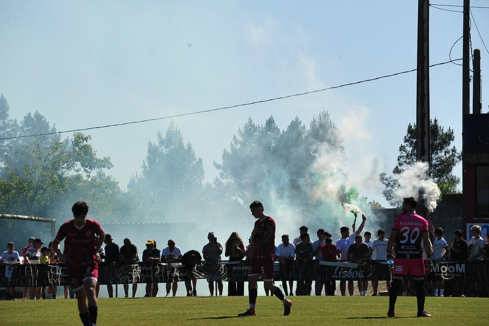 Un partido lleno de bengalas para animar a sus equipos.