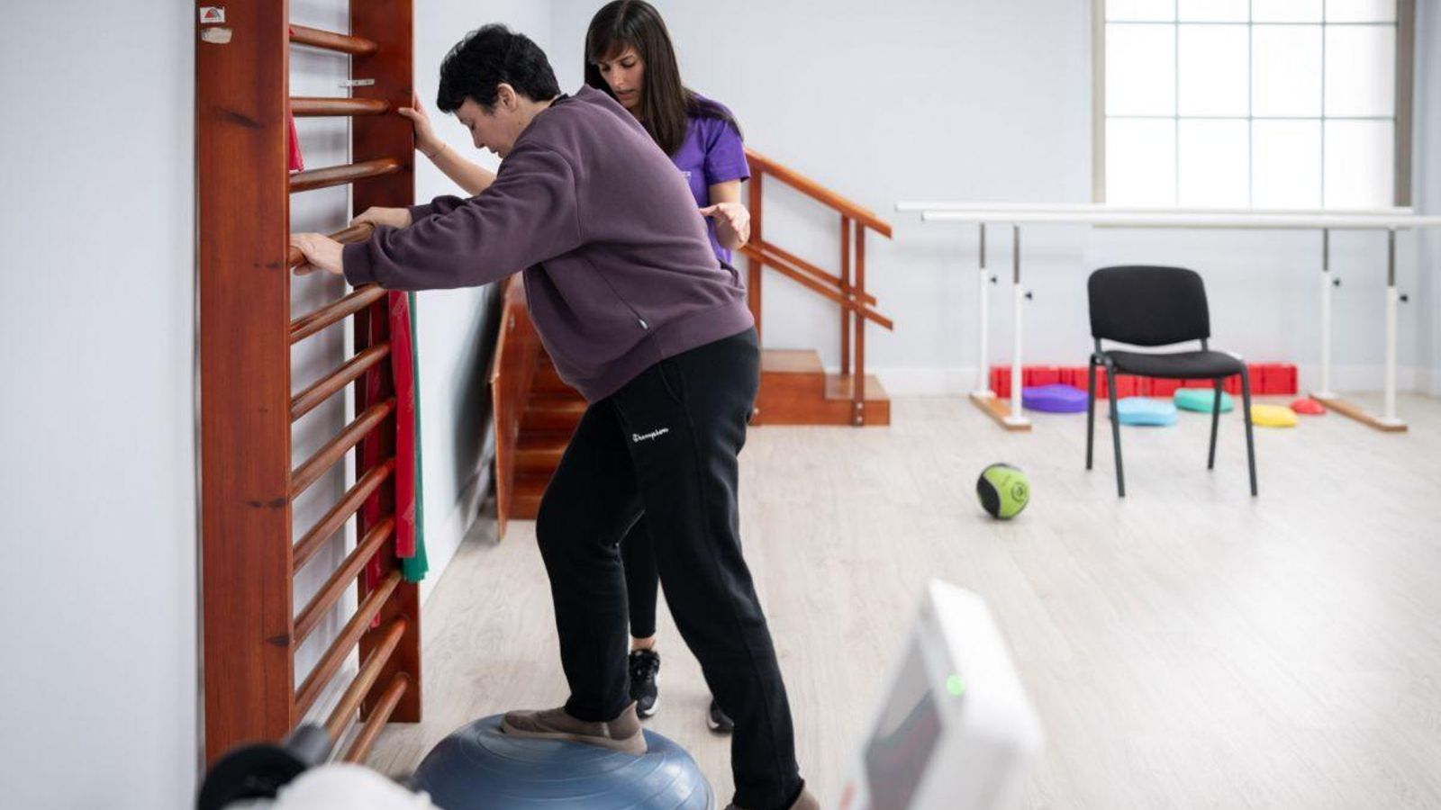Una usuaria y su instructora en las instalaciones de Aodemper.
