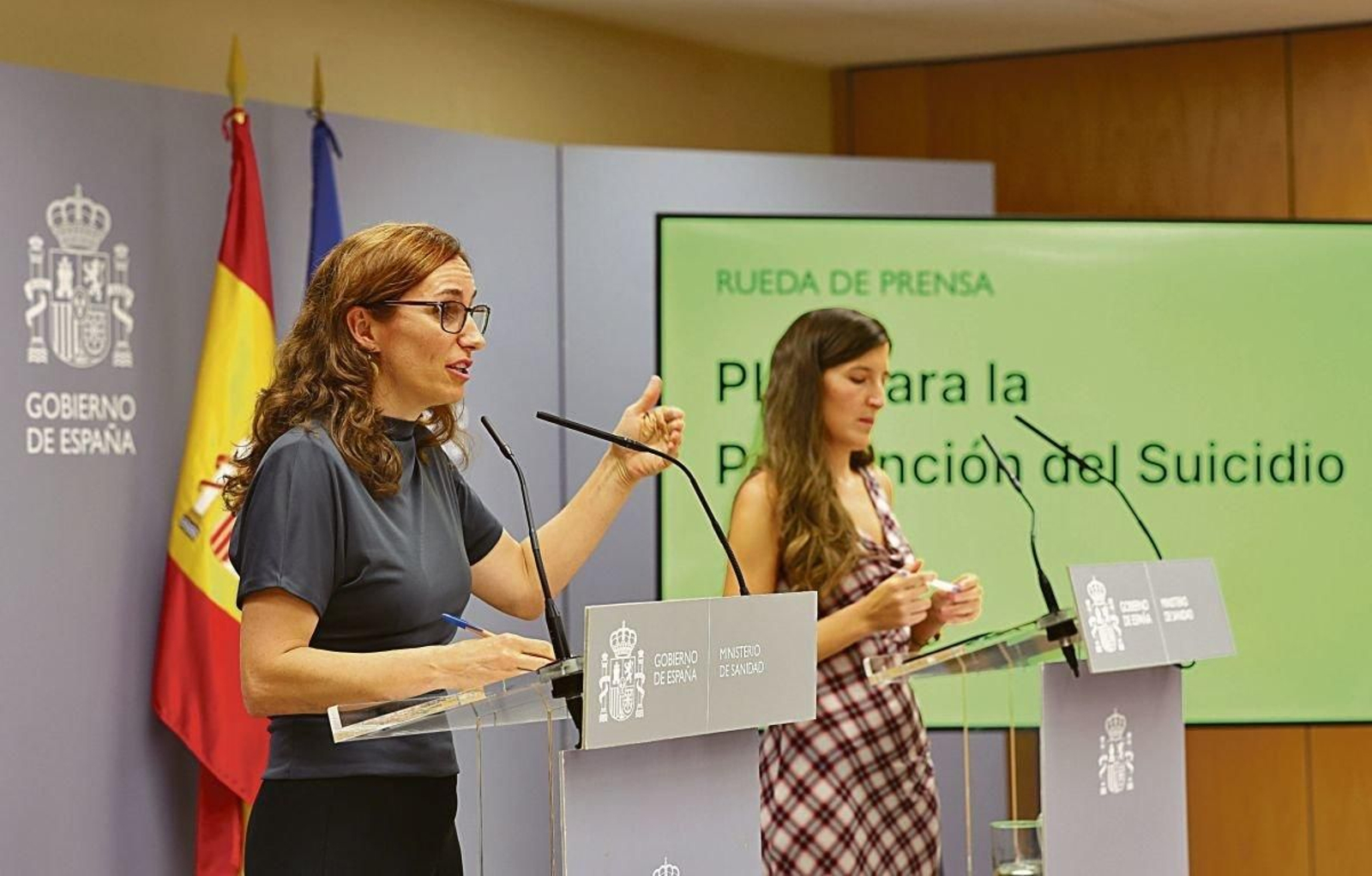 La ministra de Sanidad, Mónica García, y la comisionada de Salud Mental, Belén González.