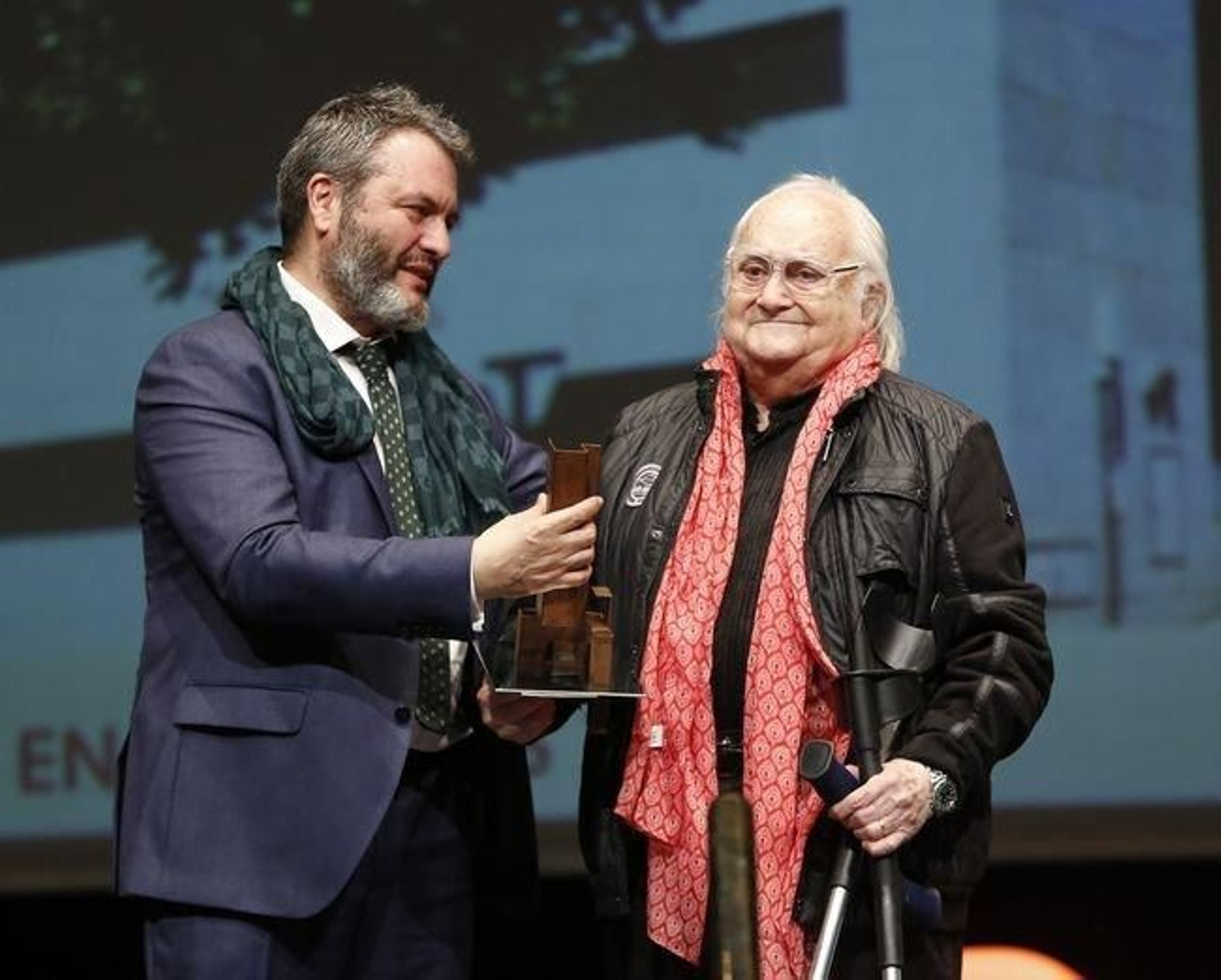 Antonio Maroño Cal entrega o premio a Suances