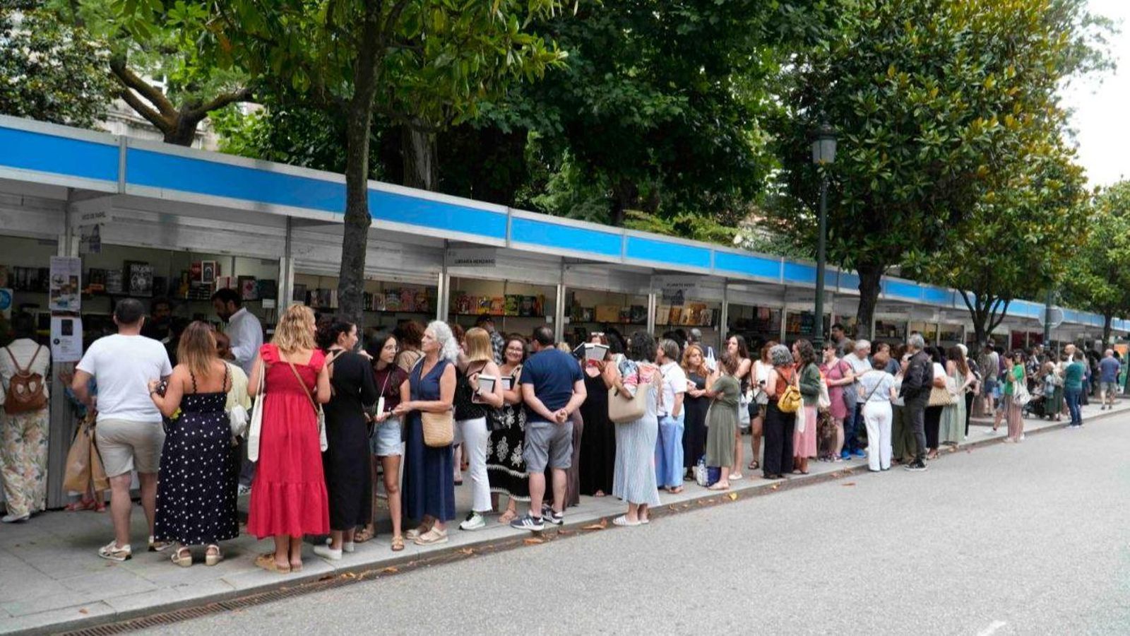 La firma de libros de Santiago Díaz propició una de las mayores colas delante de Feira do Libro delante de la caseta de Vigo de Papel. El escritor continuó con su gira de promoción en Bueu.