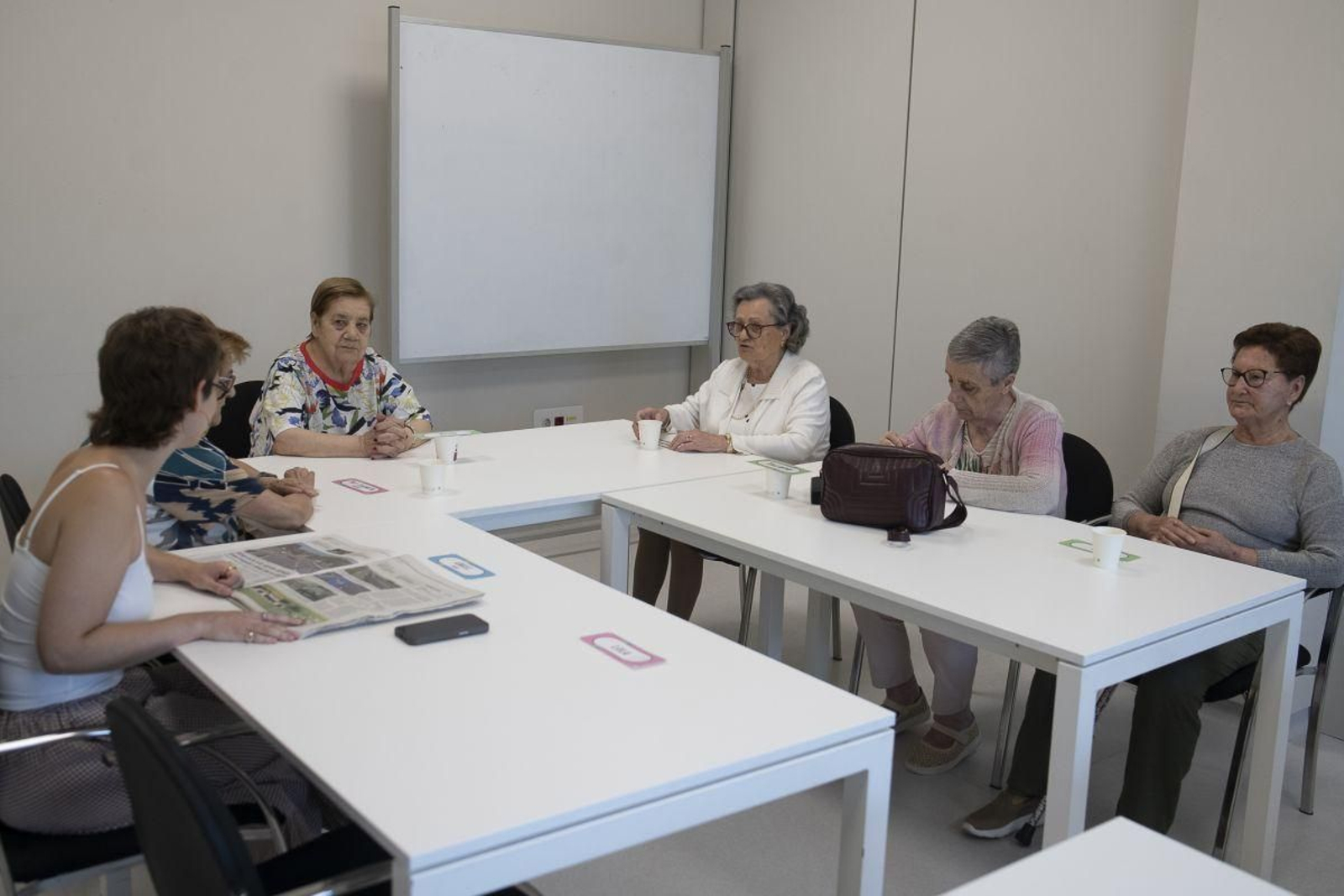 Un grupo de pacientes de alzhéimer efectúa un taller de memoria en Afaor.