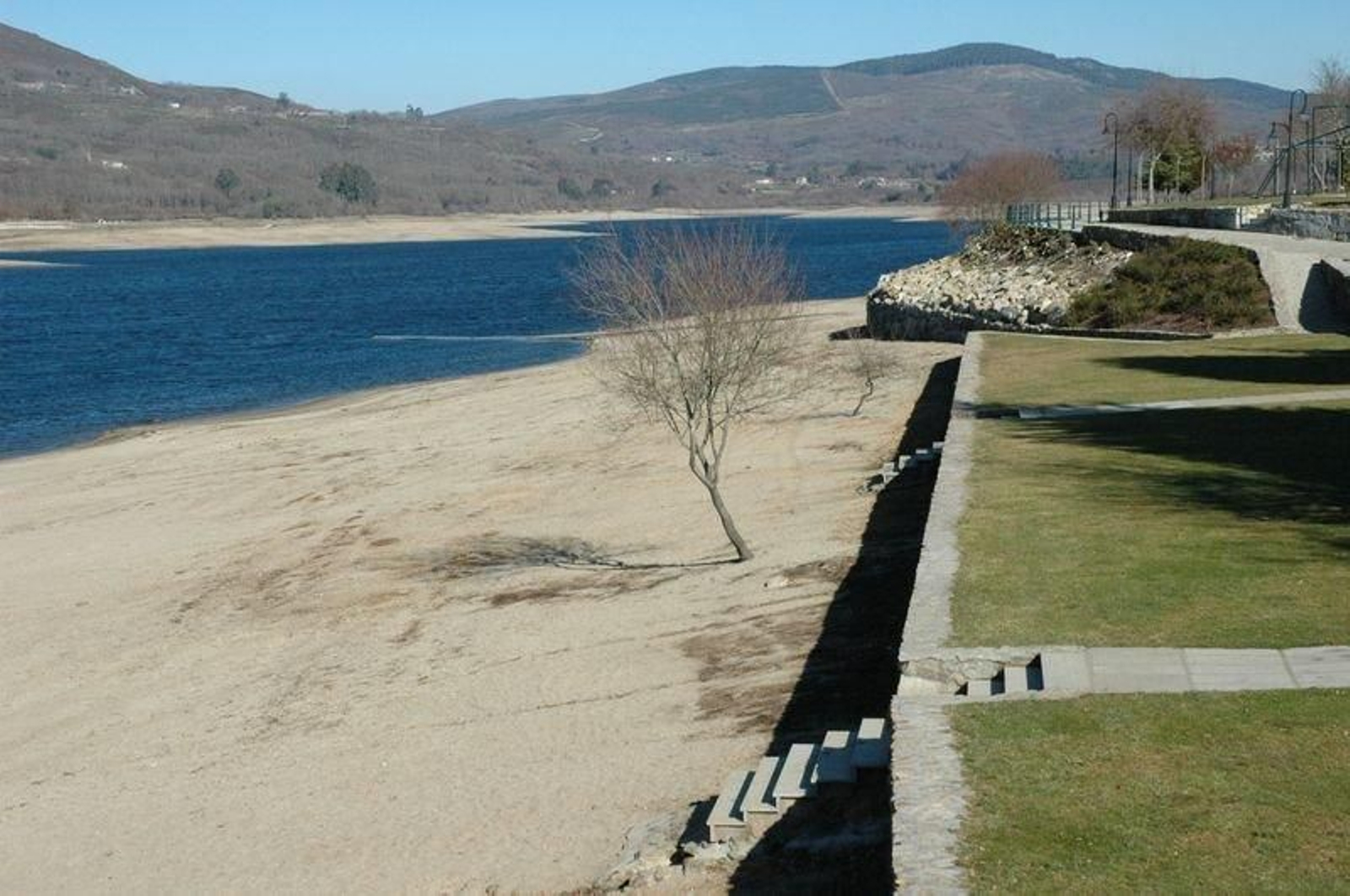 Las orillas del embalse de As Conchas, en la playa fluvial de O Corgo (Muíños).
