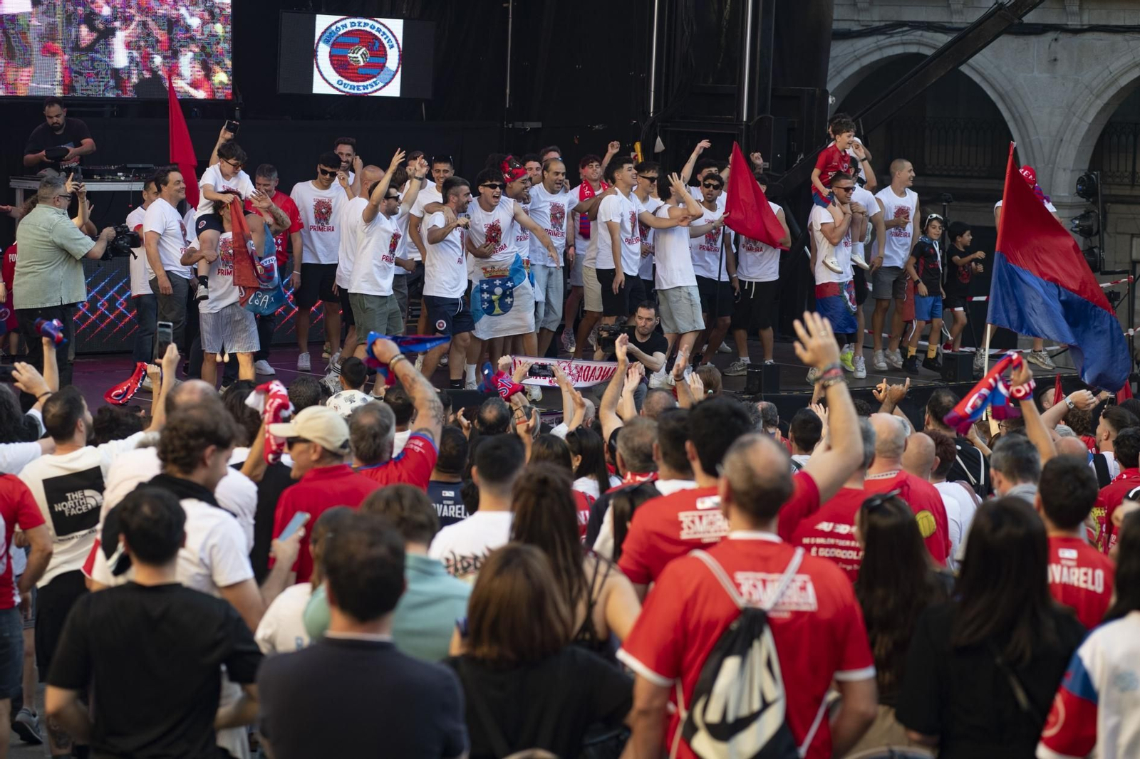 Galería | La aplaudida acogida de los unionistas a la UD Ourense contrasta con la pitada a Jácome en la Plaza Mayor, en fotos