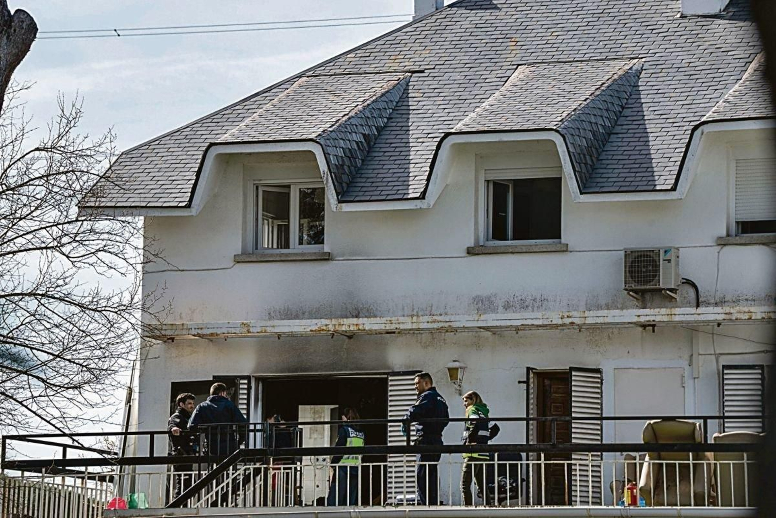 Varios agentes de la Policía Nacional en la residencia.