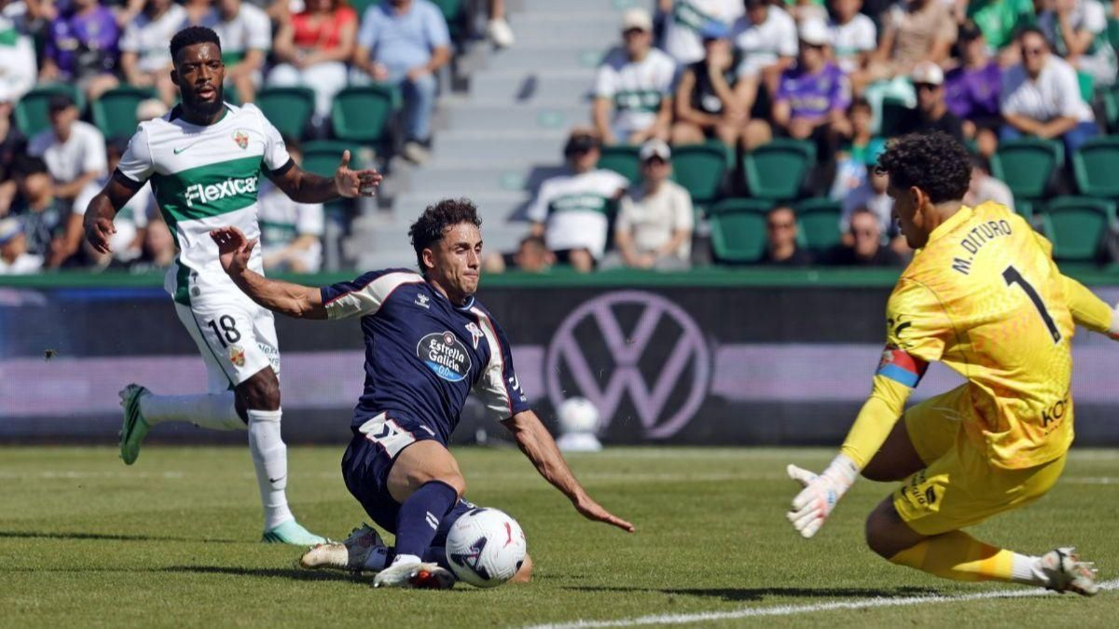 El atacante celeste Pablo Durán encara a Matías Dituro en una acción del tomiñés que hubiera sido invalidada por fuera de juego.