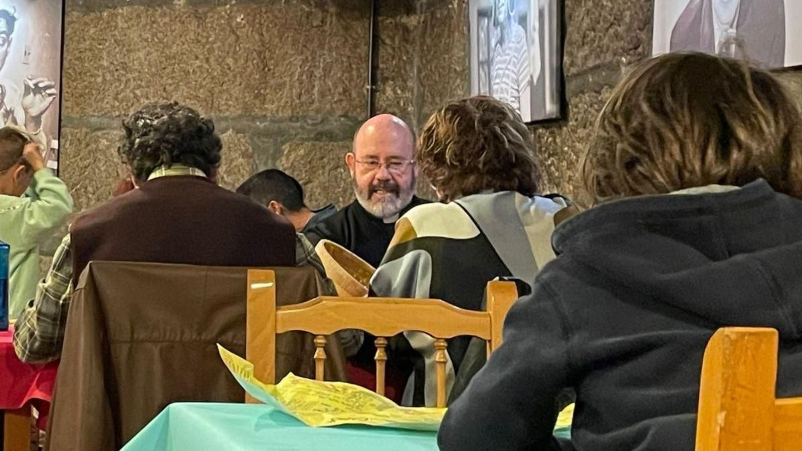 Monseñor Cuña Ramos, prelado de la Orden de Malta, cenando en un restaurante mexicano.