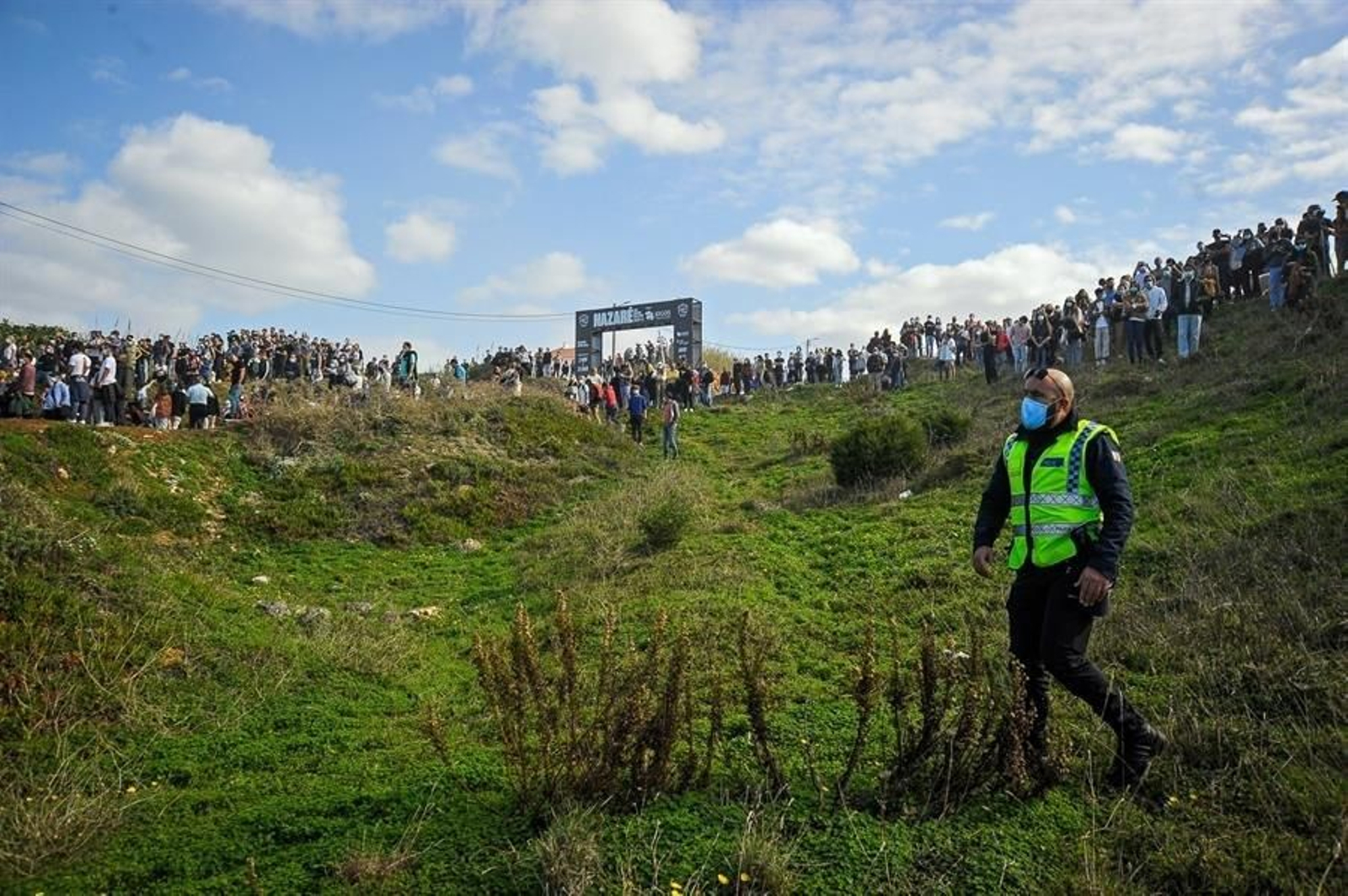 Miles de personas observan las olas gigantes en Nazaré.// EFE/ Carlos Barroso