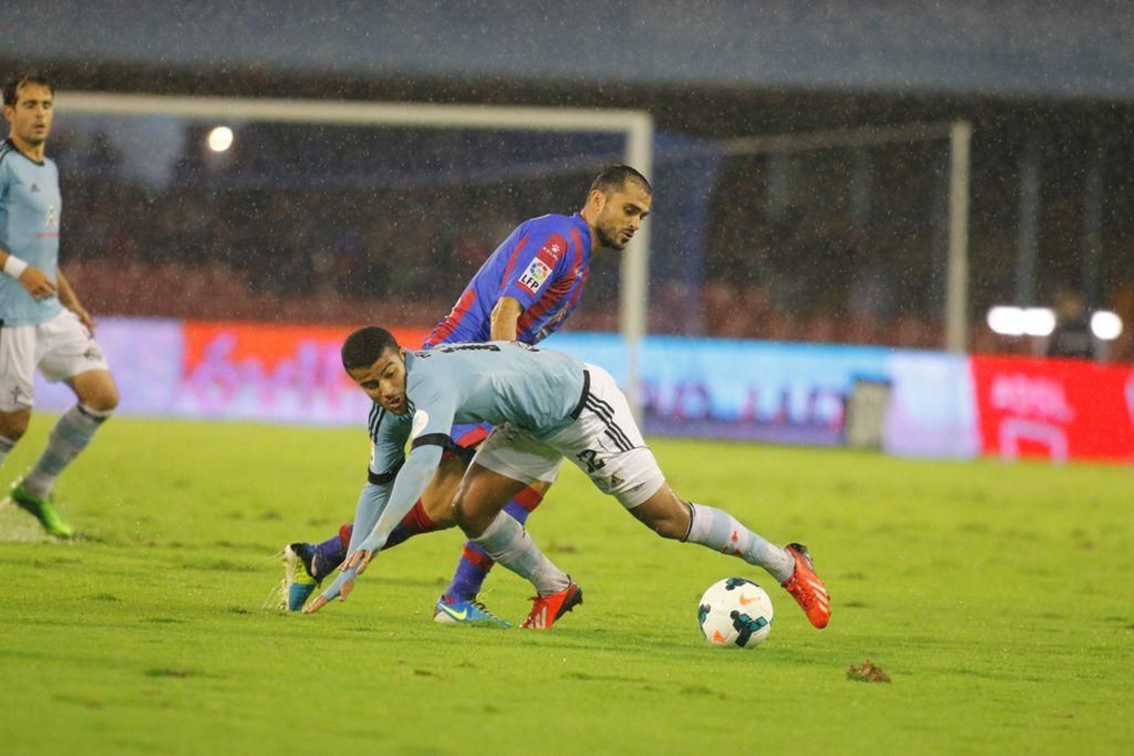 Rafinha, que cumplió el mes pasado 21 años, y Vyntra, que tiene 33, durante el partido de la primera vuelta.
