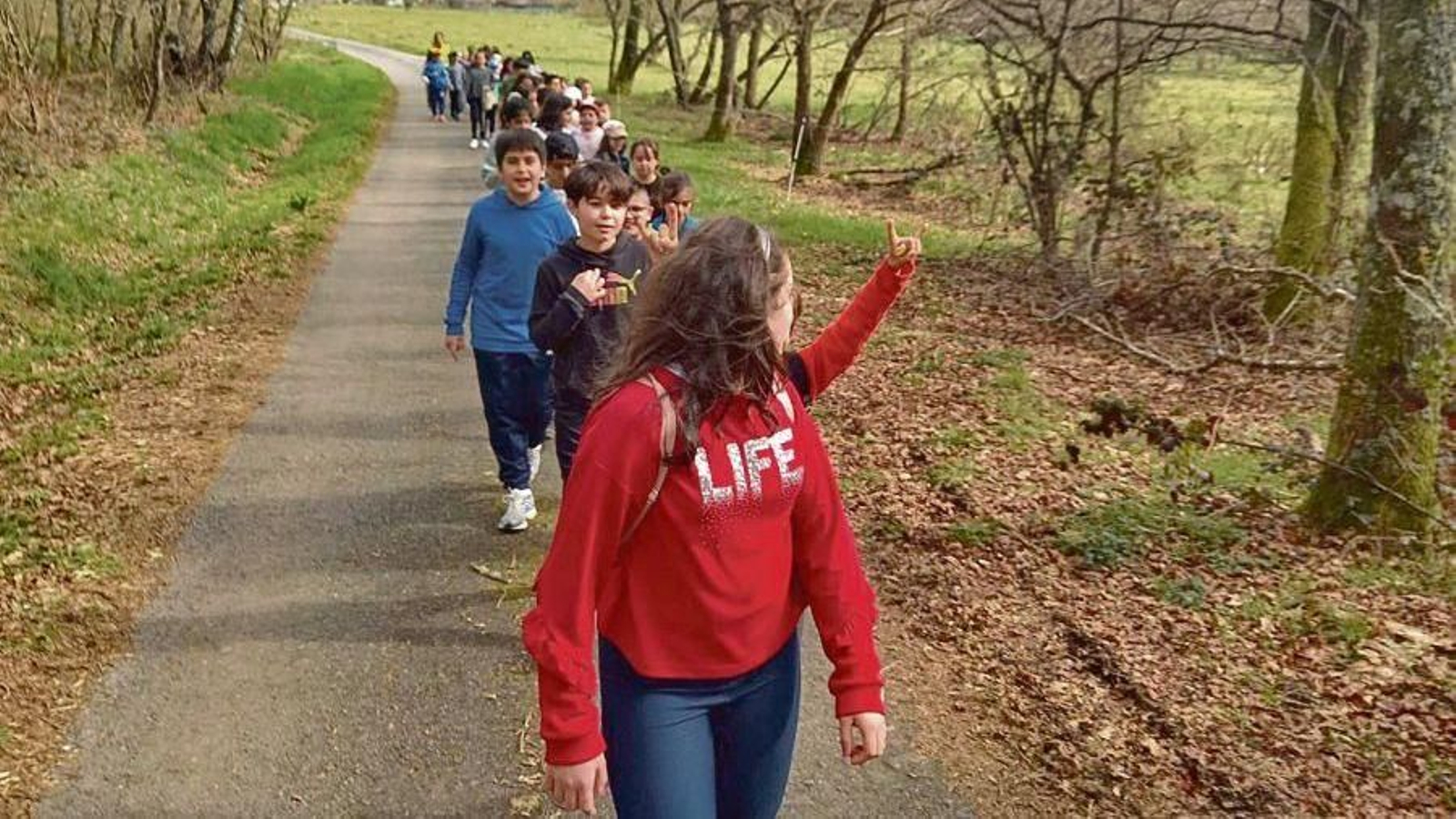 Niños del Virxe da Pena da SELA, paseando por el campo