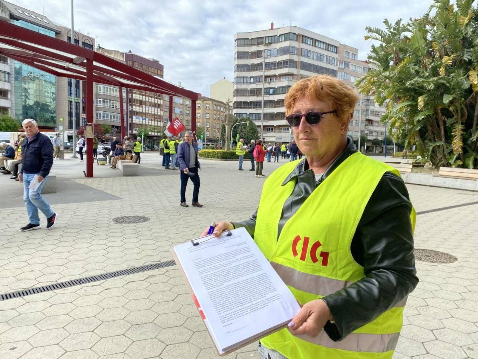 Miembro de la asociación de pensionistas y jubilados, recogiendo ayer firmas en la Plaza de América.