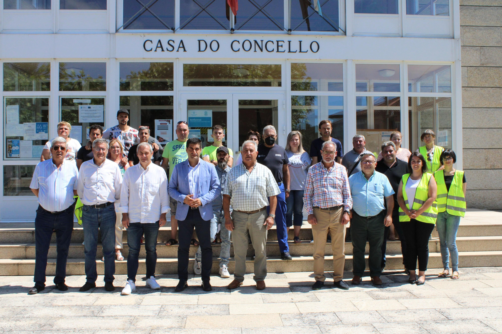 Alén -cuarto pola esquerda- cos alcaldes e alumnos do obradoiro fronte ao Concello de Paderne.