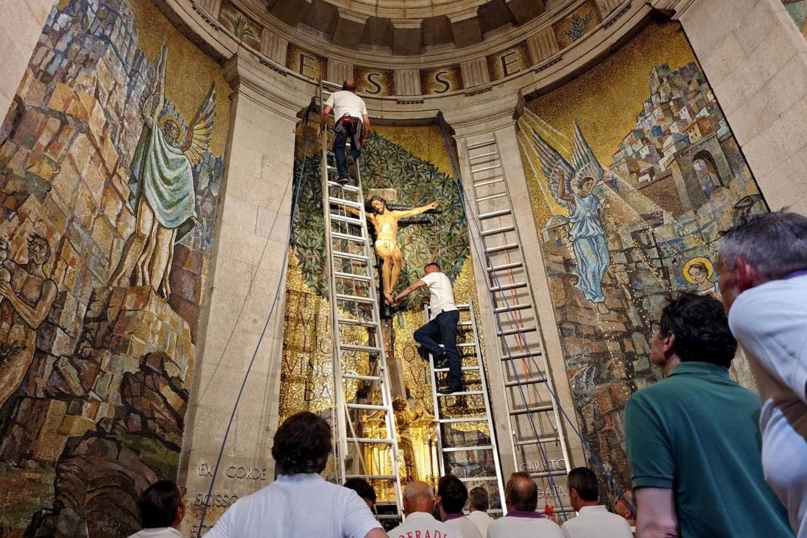 Galería | Vigo vive el pregón y el descendimiento del Cristo da Victoria