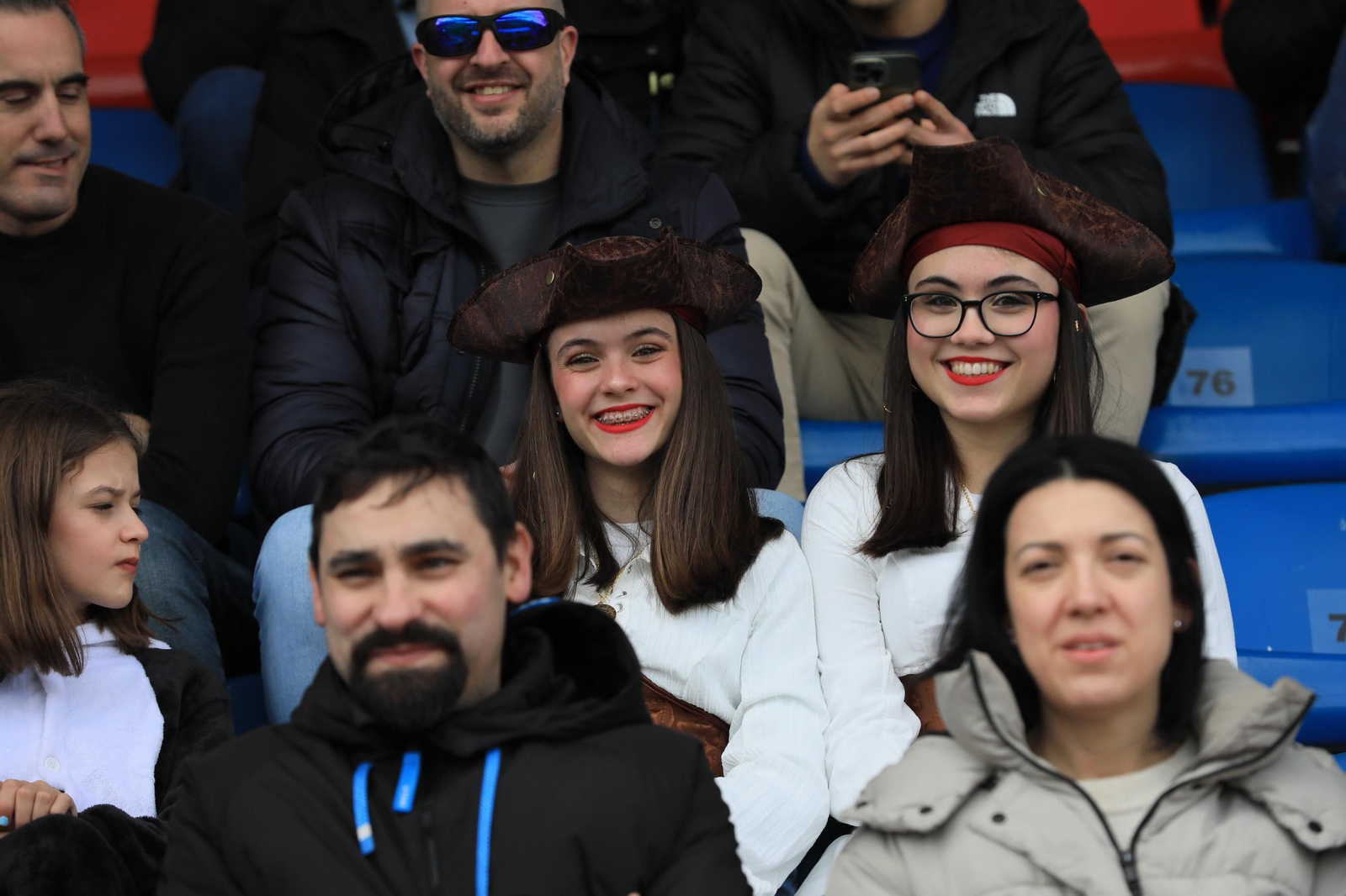 Galería | Goles y disfraces en el regreso del Ourense CF a O Couto