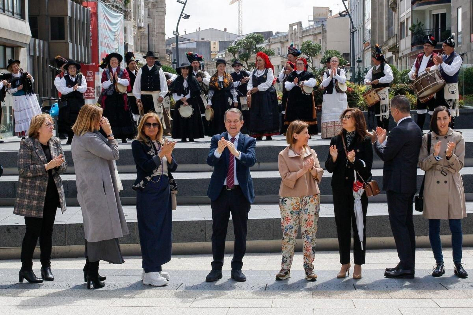 Abel Caballero e o goberno local na Porta do Sol durante o acto das Letras Galegas.