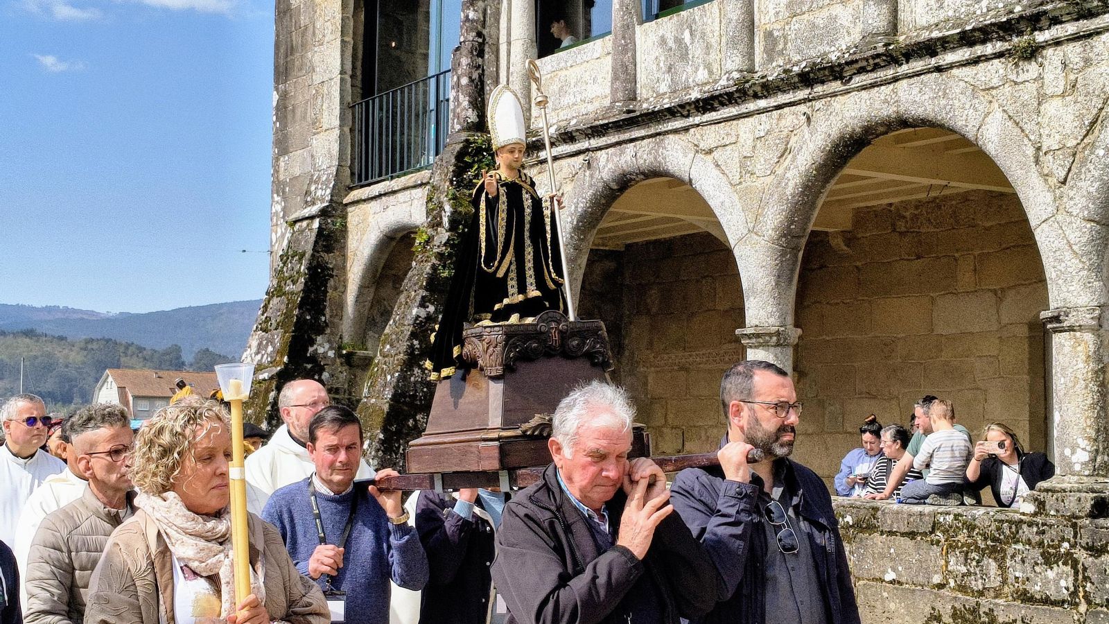 Procesión de San Benito de Lérez seguido de devotos alrededor del Monasterio de San Salvador.