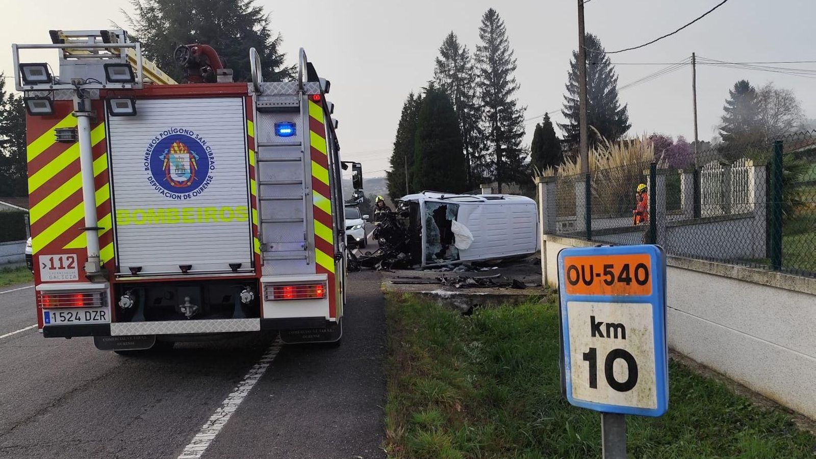 Bomberos y efectivos del GES trabajaron en la zona para asegurar el vehículo siniestrado.