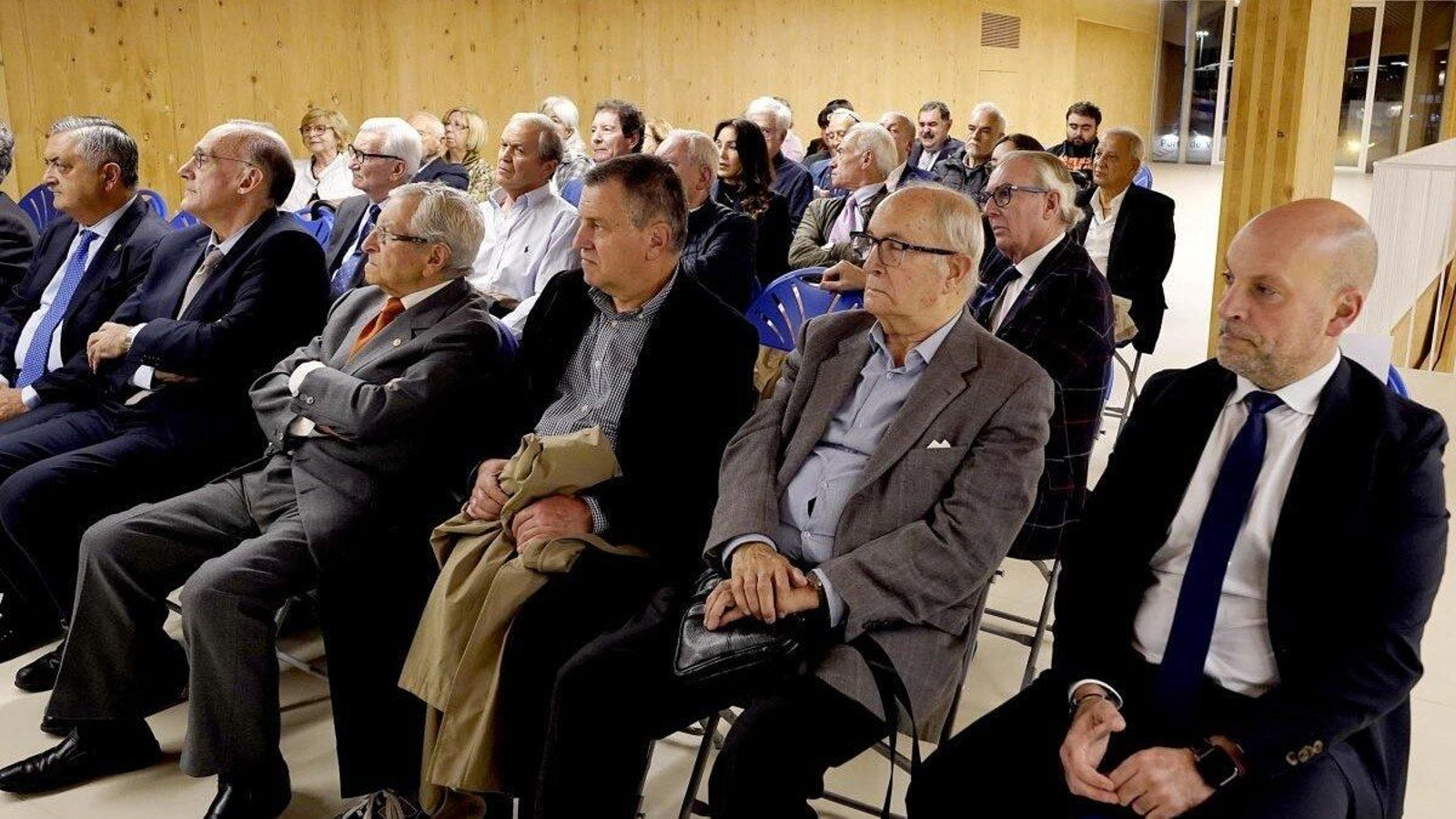 El acto unió en el auditorio del edificio Redeiras a antiguos rectores como Luis Espada con miembros del actual equipo rectoral como Manuel Reigosa, Belén Rubio y Natalia Caparrini.