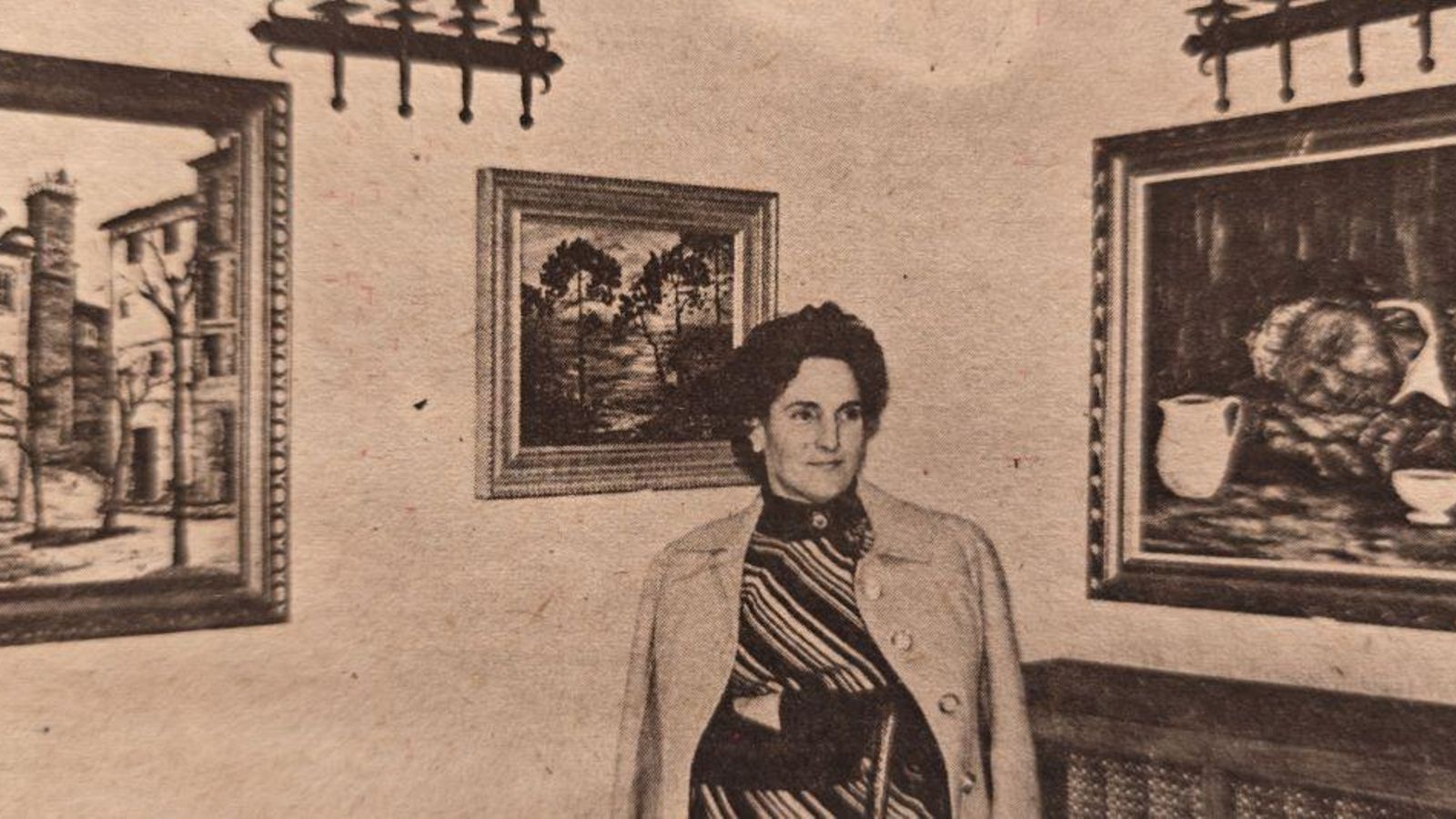 Pilar Iglesias ante varios de sus cuadros.