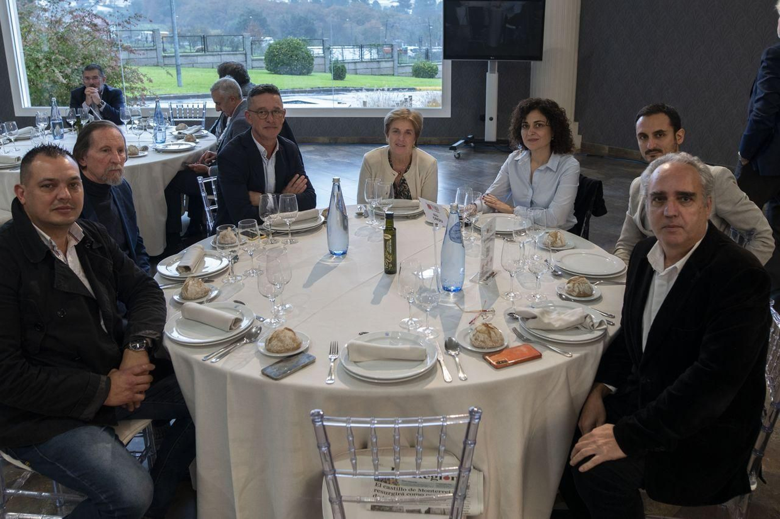 MESA RÍO GROU | Ricardo Alonso, de Stellantis; Antonio Ibáñez, director del CIFP Politécnico de Lugo; Nacho Romero, director de la Escola de Imaxe e Son da Coruña; Dolores Yáñez, directora del CIFP Ánxel Casal (A Coruña); Amparo González, directora de Operaciones de GSI Dotación Industrial); Luis Estévez, de Oeste Márketing), y Benito Iglesias, presidente de la Fegein.