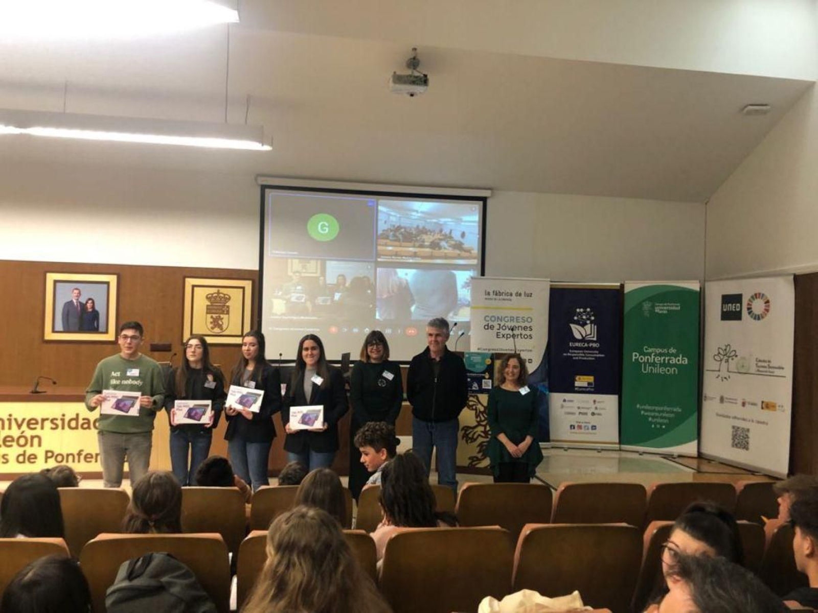 Los estudiantes, en la entrega de premios.