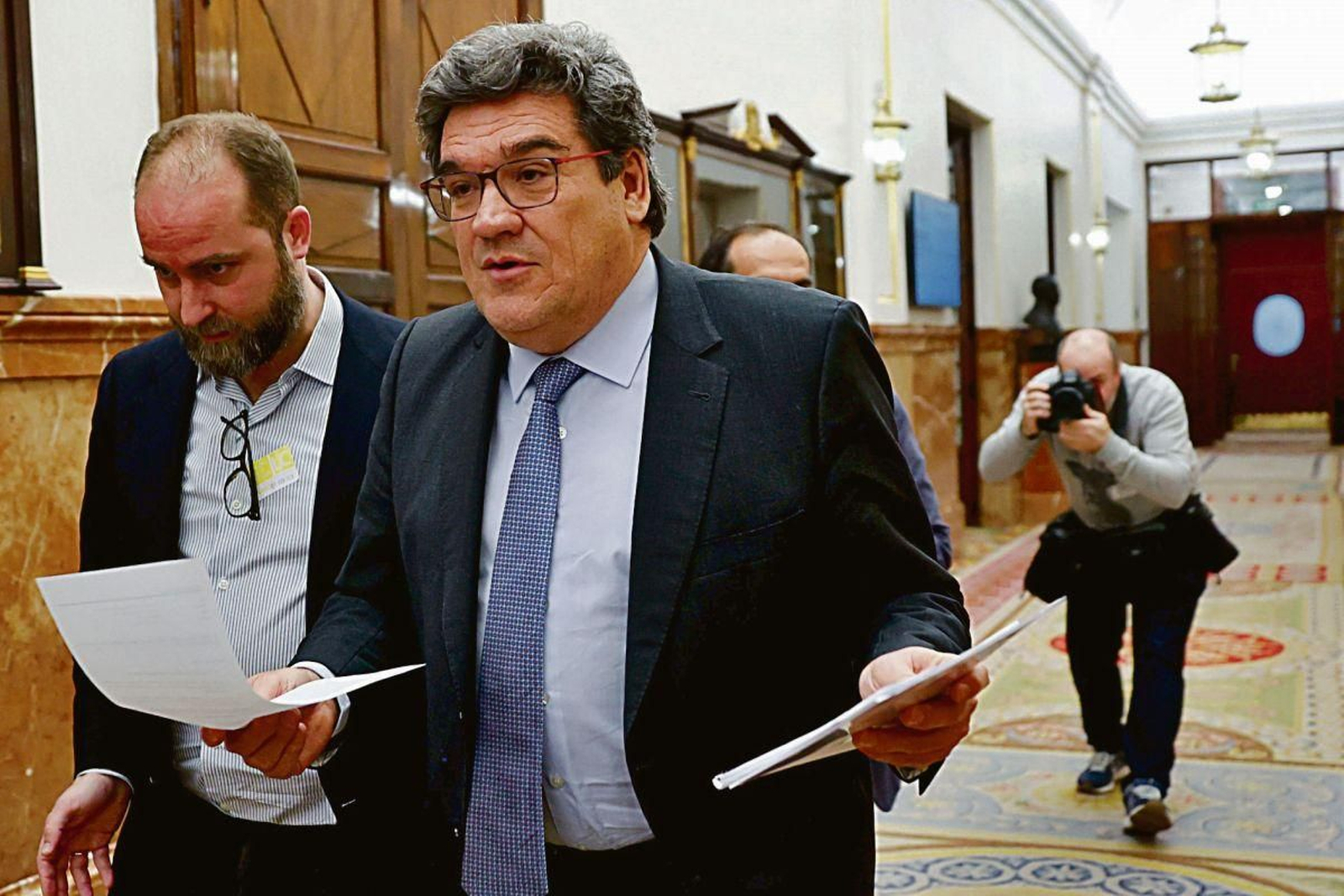 José Luis Escrivá, ayer en los pasillos del Senado.