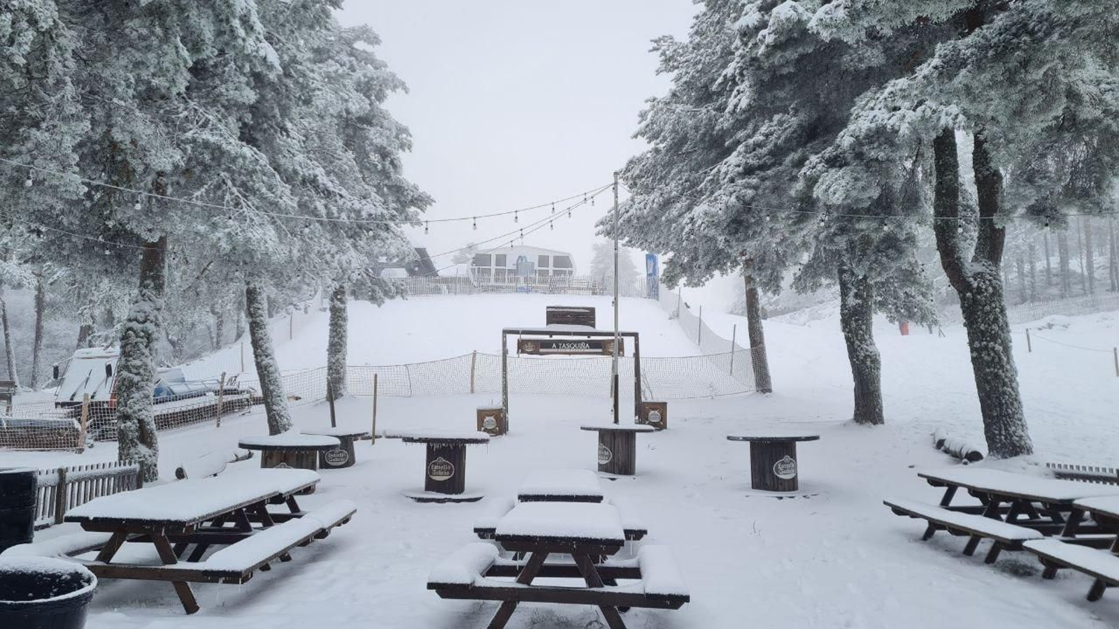 La Estación de Manzaneda, cubierta de nieve.