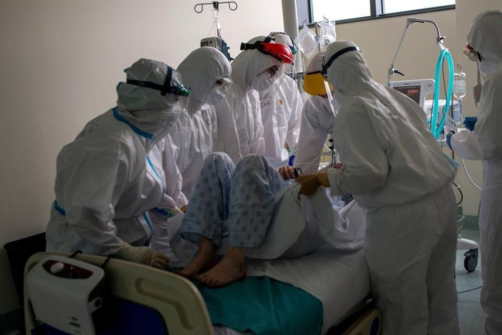 Siete sanitarios trabajando en equipo con un paciente contagiado de coronavirus en la REA del CHUO.
EFE/ Brais Lorenzo