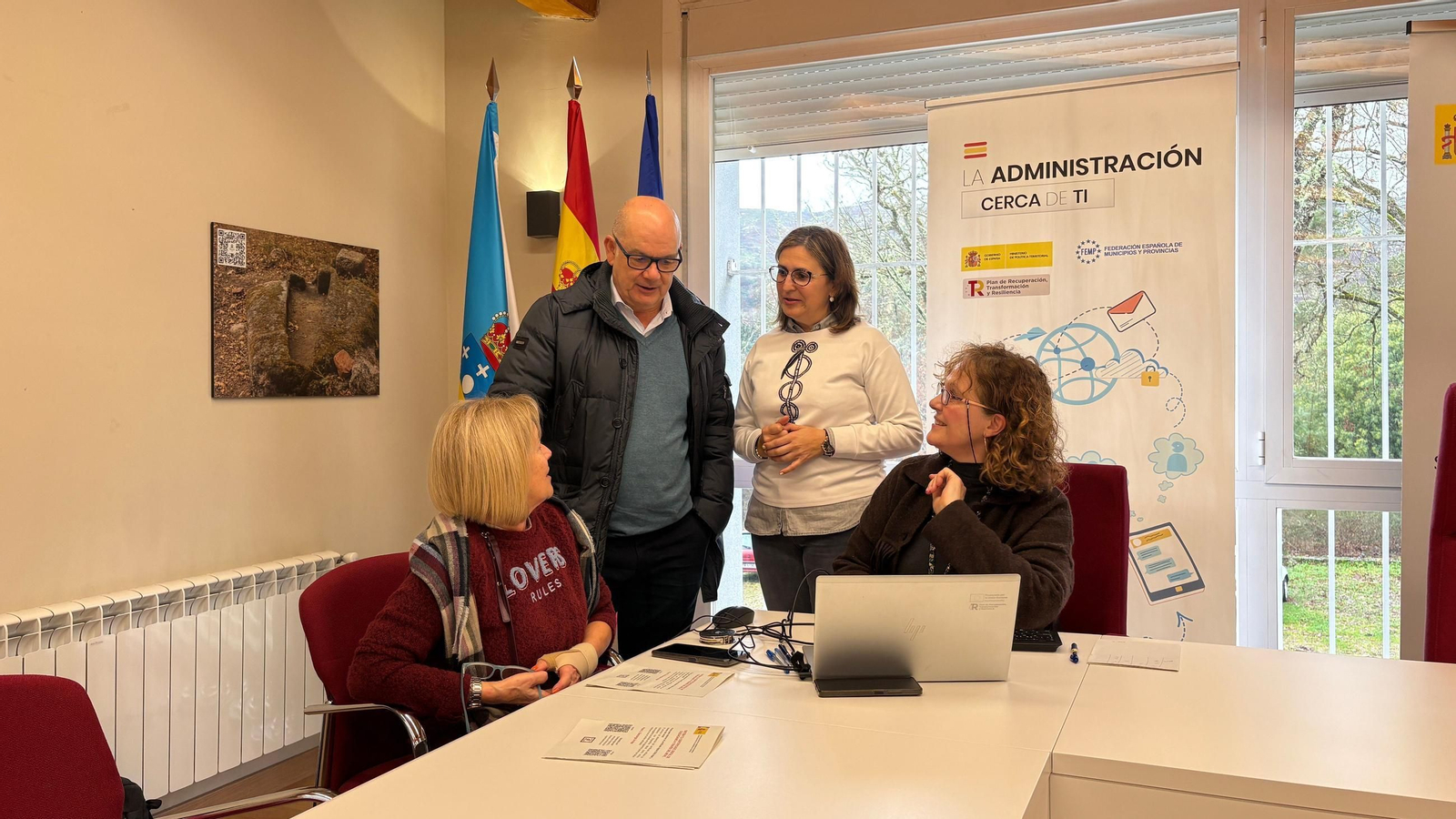 Eladio Santos e Ana Villarino, con usuarias da sesión.