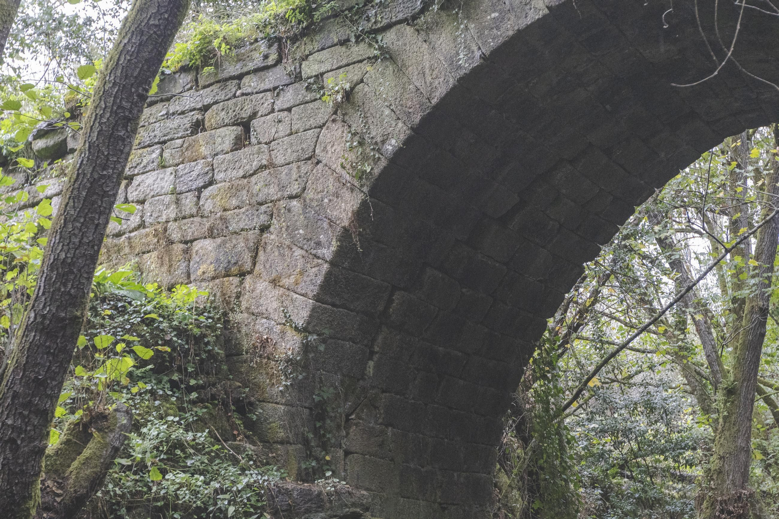 Galería | A Teixeira cierra al paso el puente medieval de Lumeares por riesgo de derrumbe