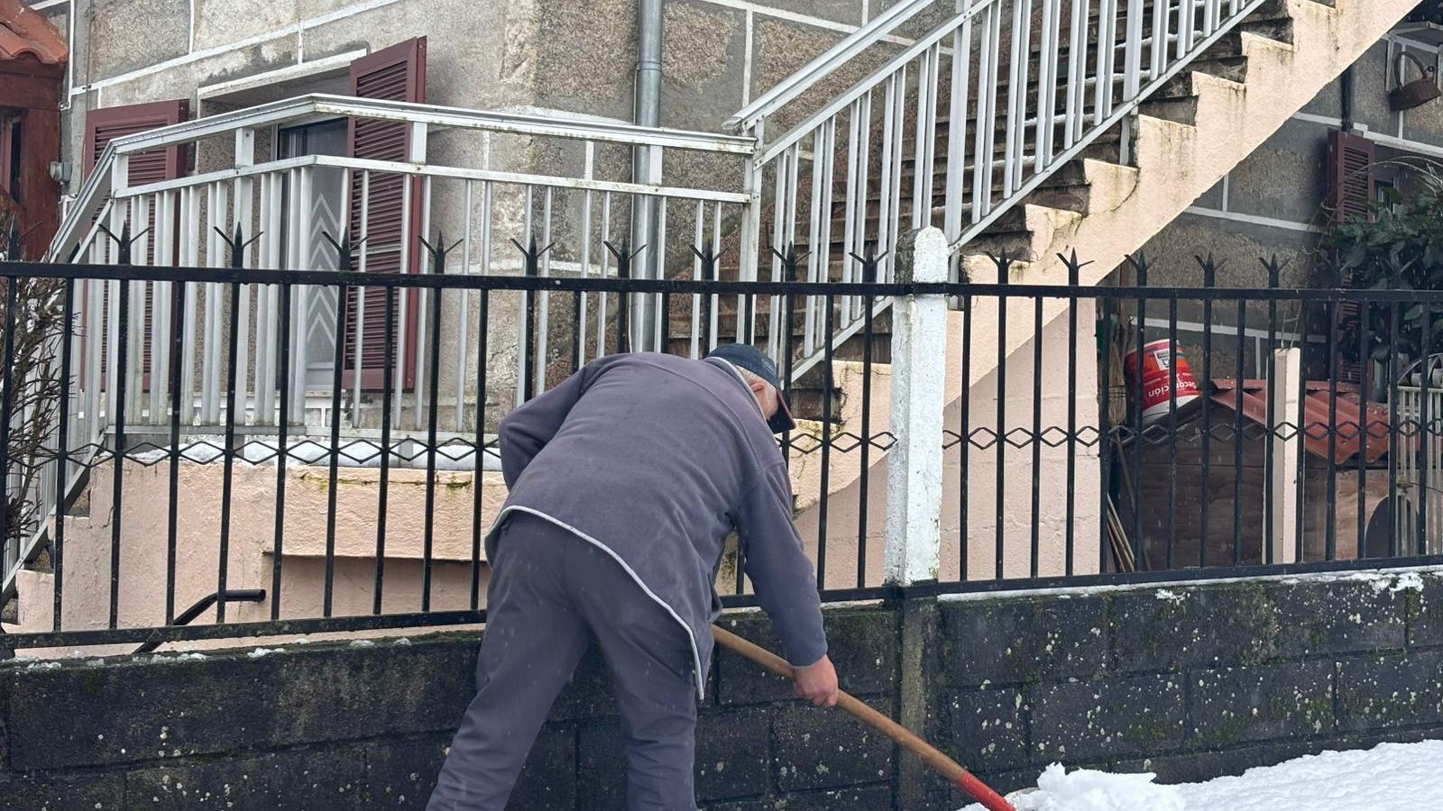 Álvaro Prol, vecino de Bobadela limpiando la puerta de su casa