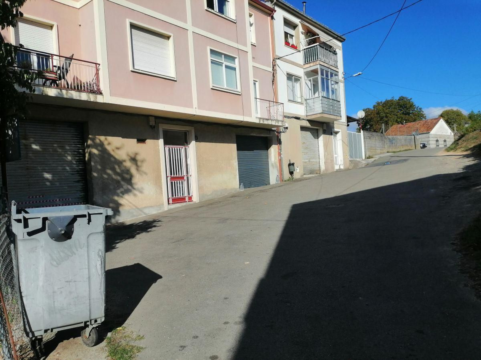 Lixo en rúa Sarmiento Acuña
