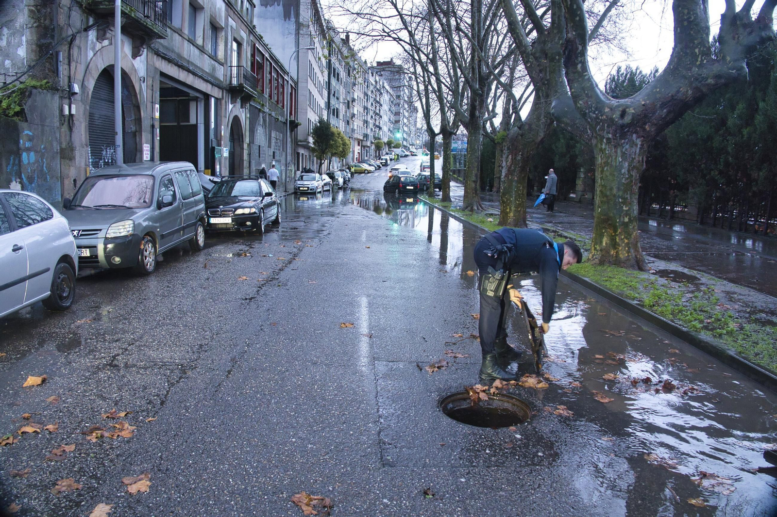 Galería | Calles inundadas y fuerte oleaje en la ría de Vigo por el temporal