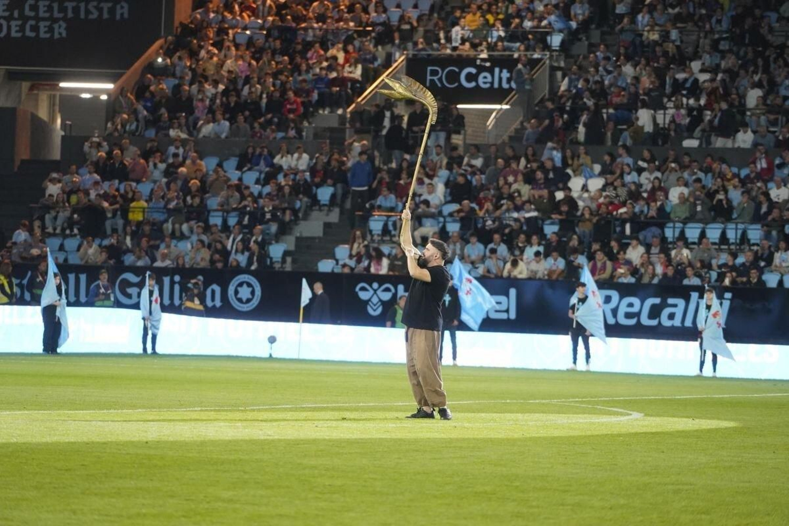 Abraham Cupeiro hace sonar el carnix en el centro del campo anoche en Balaídos.