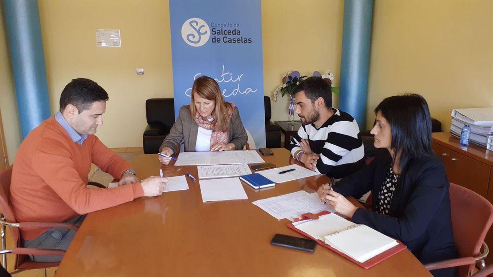 n n n Los municipios de Baiona y Gondomar se suman a la iniciativa anunciada por Nigrán y blindarán sus consistorios como medida preventiva para atajar el avance del coronavirus Covid-19, fijando un acceso restringido y sólo en caso de extrema urgencia. Así pues y para los próximos quince días la comarca procedió a la anulación de la totalidad de las actividades programadas, tanto lúdicas, como deportivas y culturales. Iniciativas como el campeonato de España de trial de este fin de semana en Baiona, el trofeo Concello de Nigrán de surf juvenil en Patos, la jornada de reforestación del 