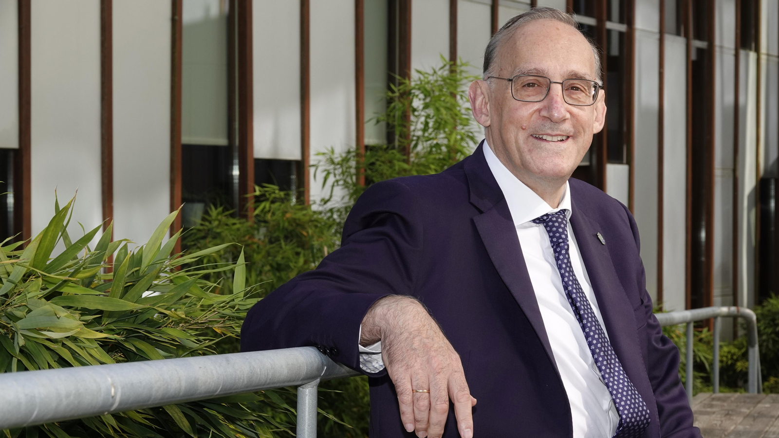 El rector de la Universidad de Vigo posa en el Campus de As Lagoas-Marcosende. // Vicente Alonso