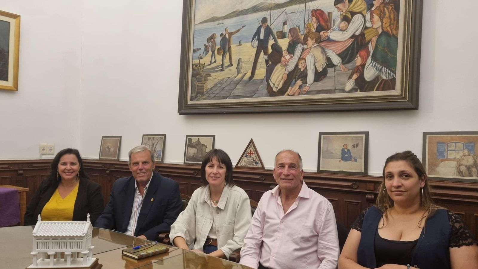 Ana Pontón (centro) durante la reunión con la Federación de Instituciones Españolas de Uruguay que presidente Jorge Torres Cantalapiedra (segundo izda)