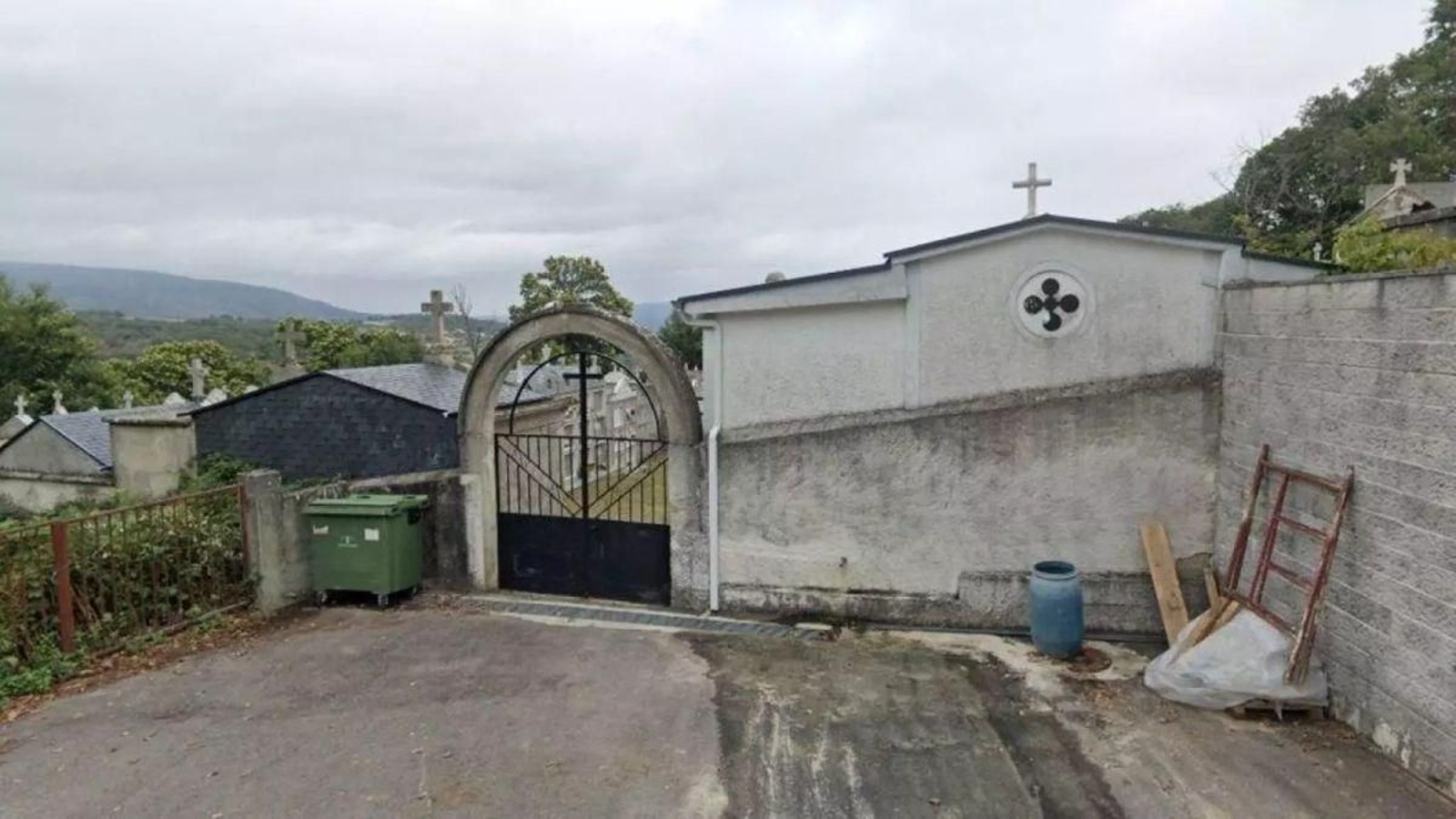 El cementerio de Trives, lugar donde está una de las lápidas del hombre fallecido.