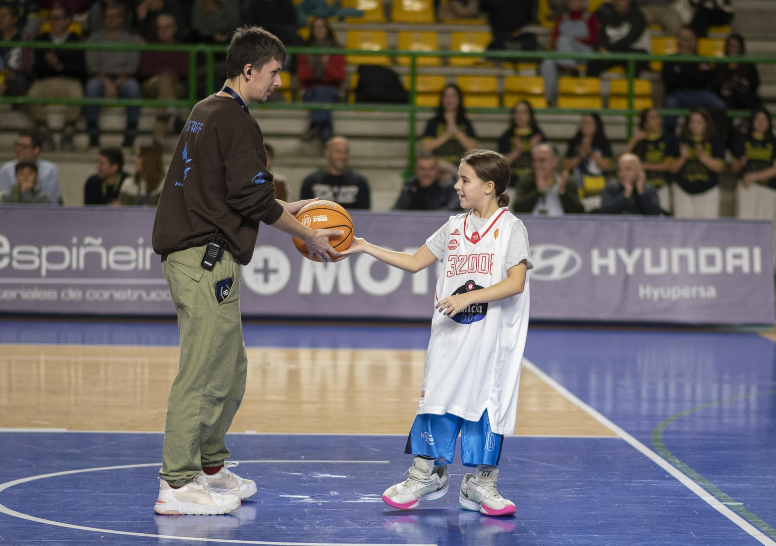 Galería | El Pazo se llena de Navidad en la primera derrota del COB como local