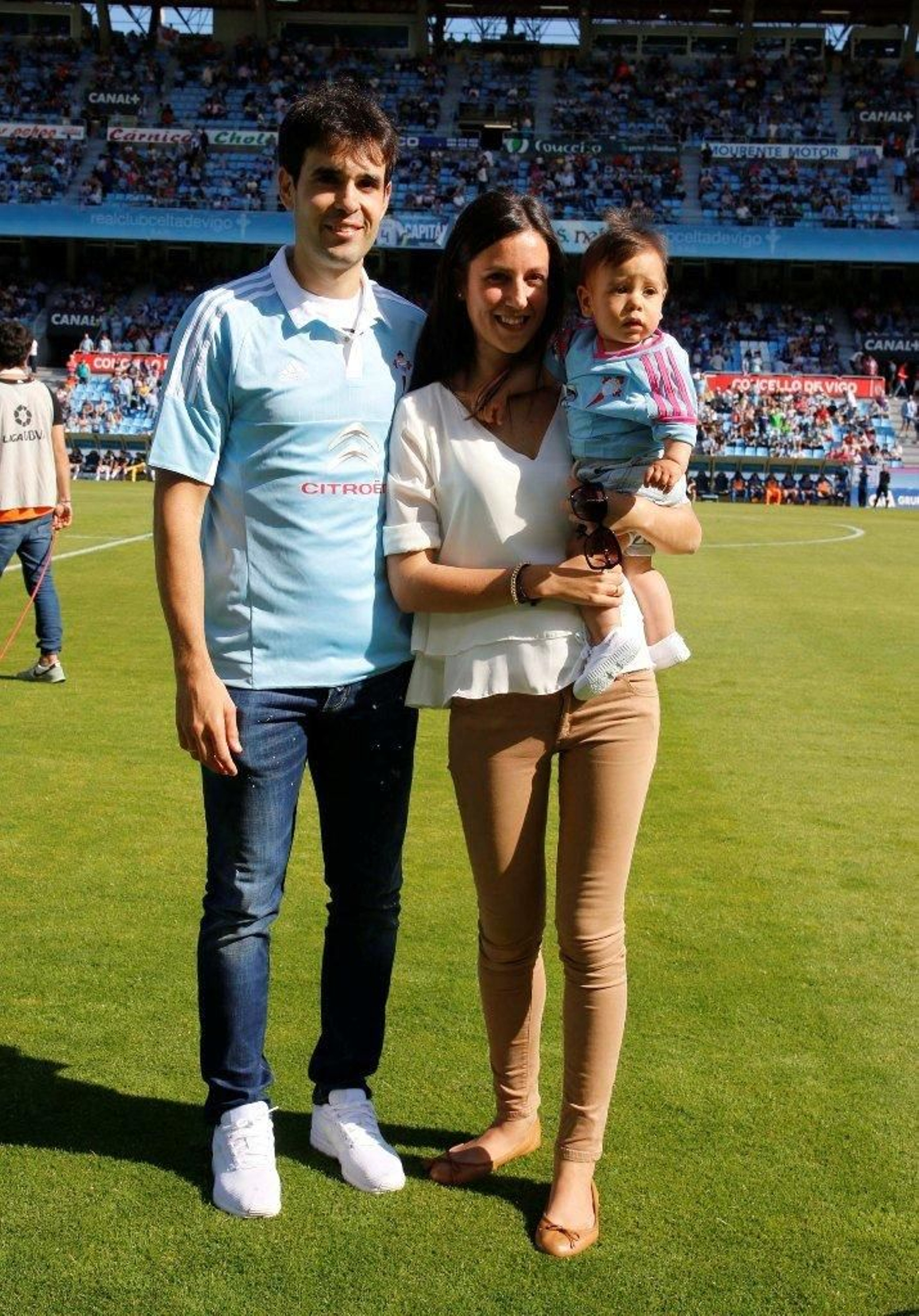 Borja Oubiña posa con su mujer y su hijo, ayer en Balaídos.
