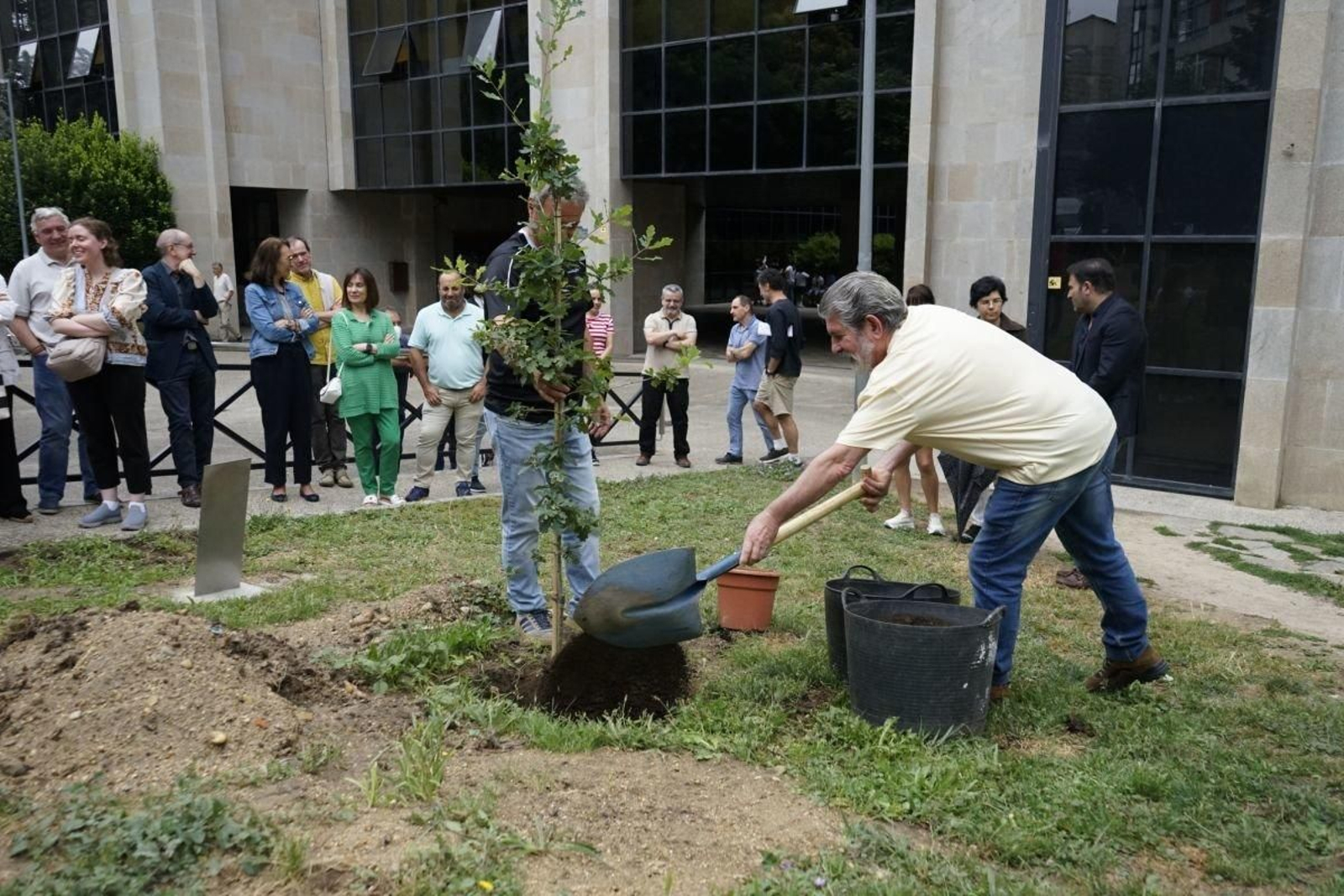 Miembros de la comunidad universitaria plantando el árbol número mil del Campus.