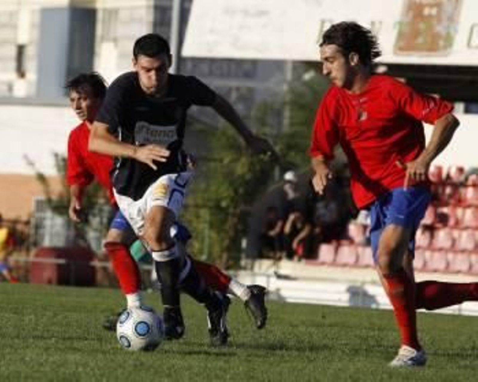 Josu, del C.D. Ourense, intenta irse de la presión de un rival del Verín.