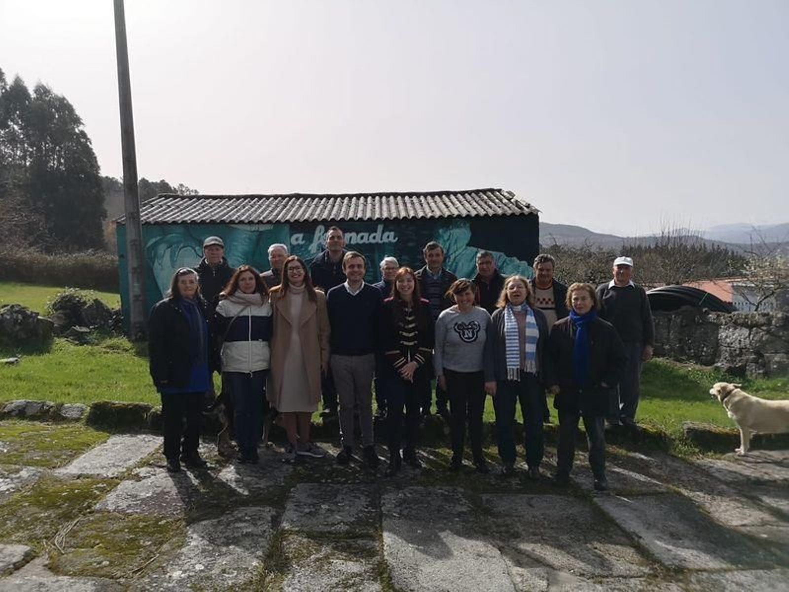 Vecinos de Puxedo posan con la directora xeral de Xuventude, Cristina Pichel (centro).