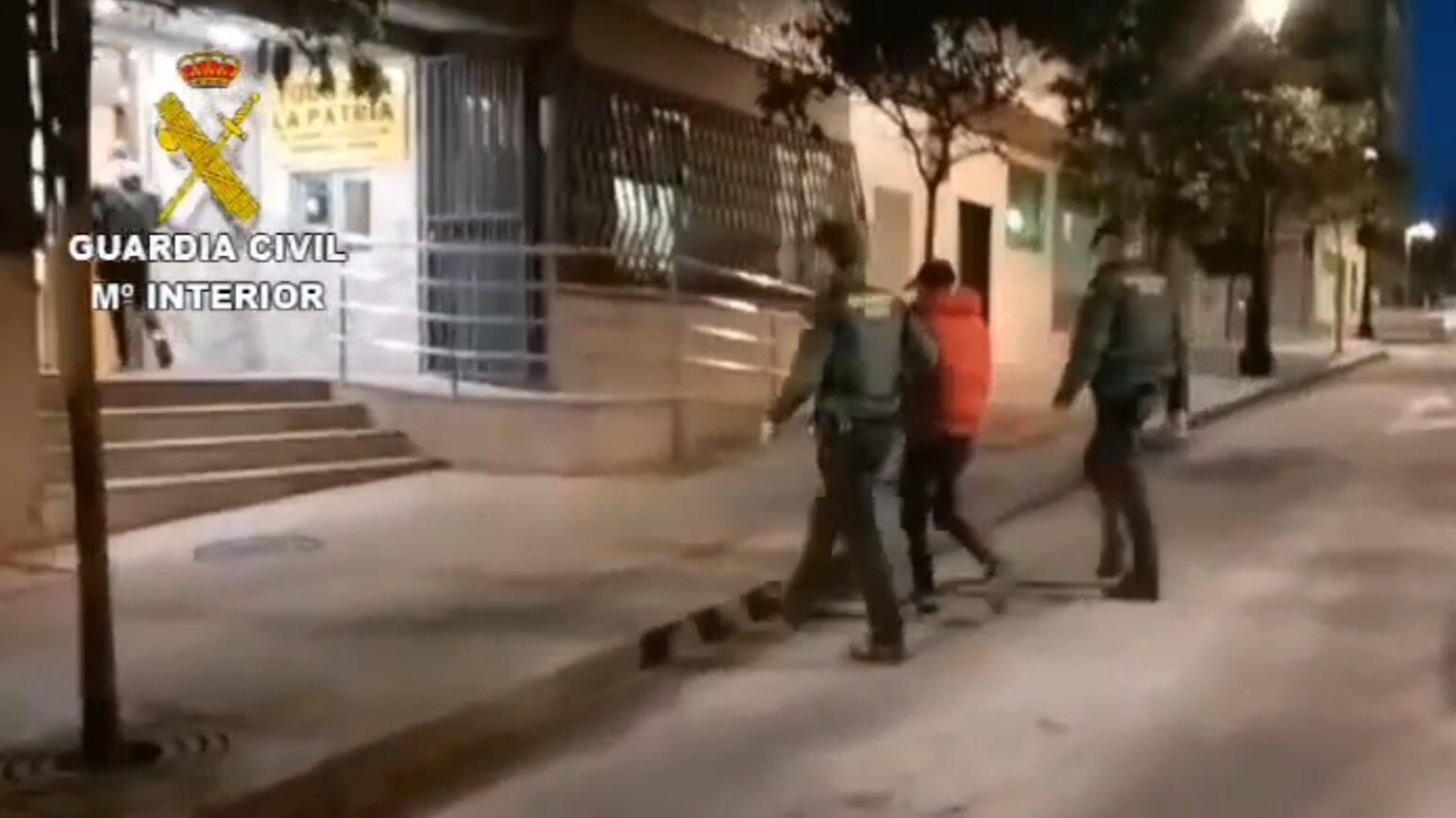 El detenido a su llegada a las dependencias de la Guardia Civil de Vigo.